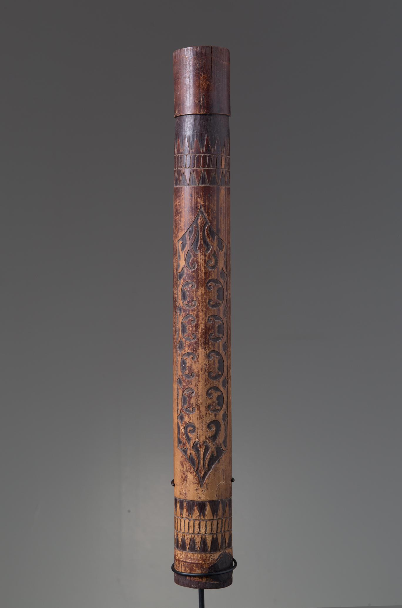 Bamboo container. Dayak. Borneo.: Contenitore in bambù Dayak. Borneo, Indonesia. Mis. Alt. cm. 42 Diam. cm. 5 ca.