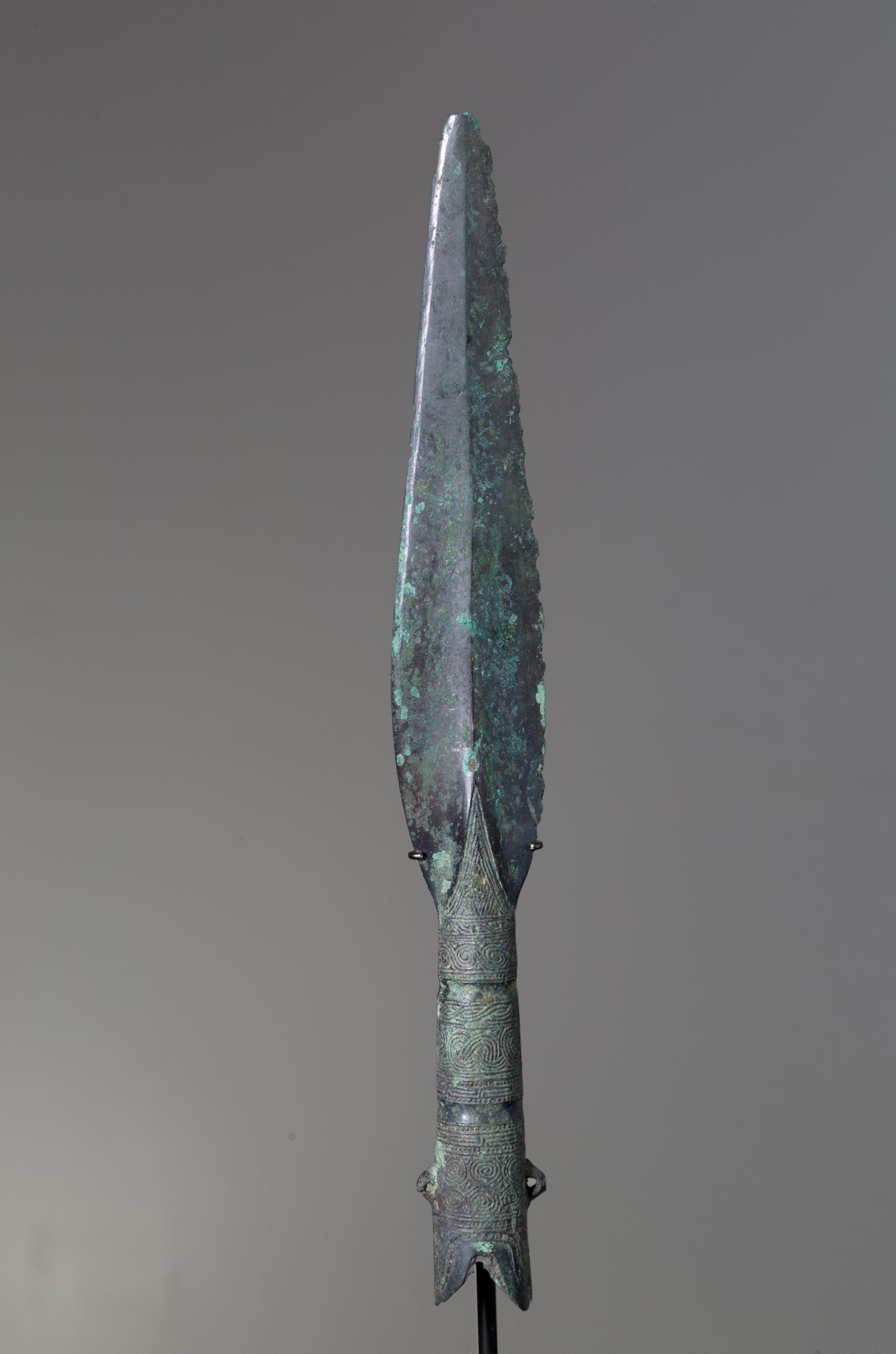 Bronze Spearhead. Dynasty Han. China: Punta di lancia in bronzo. Dinastina Han. Cina. Ex Davide Manfredi, Italia. Collezione privata Milano, Italia. Mis. Alt. cm. 23 ca.
