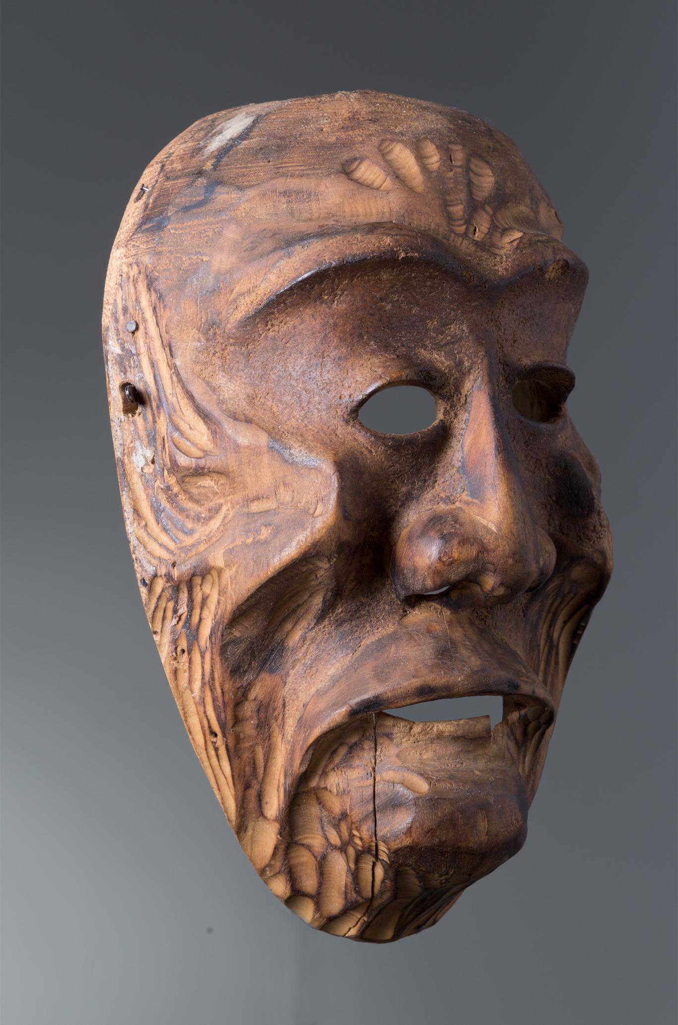 Wooden carnival mask. Austria.: Maschera di carnevale in legno. Tirolo, Austria. Metà XX secolo. Mis. Lung. cm. 17 Alt. cm. 28 Prof. cm. 12 ca.