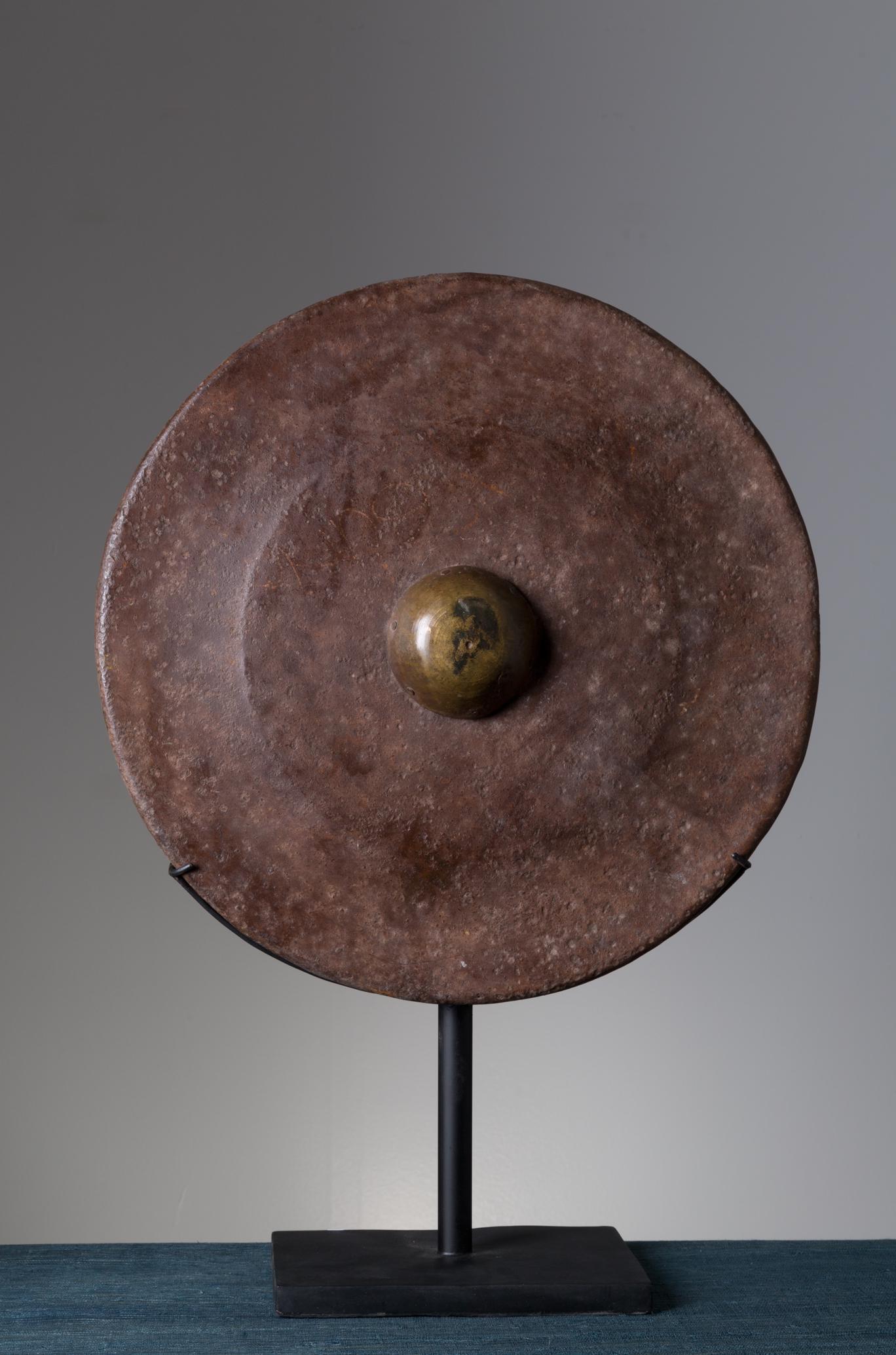 Metal gong. Giava.: Gong in metallo. Giava, Indonesia. Metà XX secolo. Mis. Prof. cm. 13 Diam. cm. 50 ca.