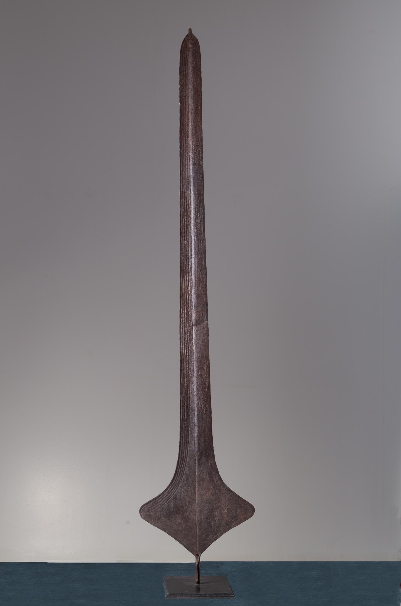 Iron coin. Topokè. Congo.: Moneta in ferro. Topoke. Congo. Seconda metà XX secolo. Mis. Lung. cm. 35 Alt. cm. 165 ca.