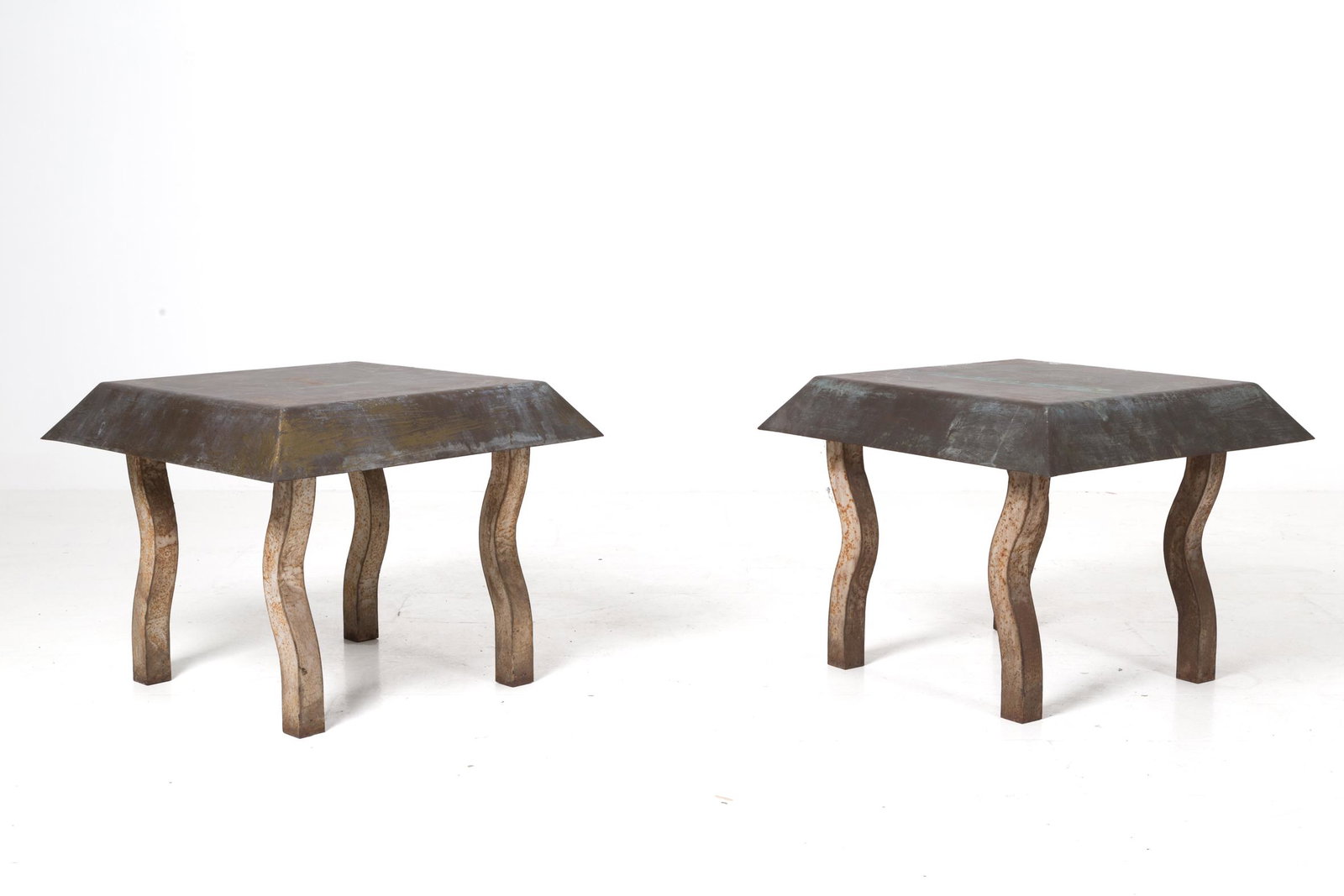 French pair of iron stools with bronze top. 1940s: Coppia di sgabelli in ferro con piano in bronzo. Manifattura francese. Anni '40. Mis. Lung. cm. 50 Alt. cm. 40 Prof. cm. 50 ca. Val. 2000/3000