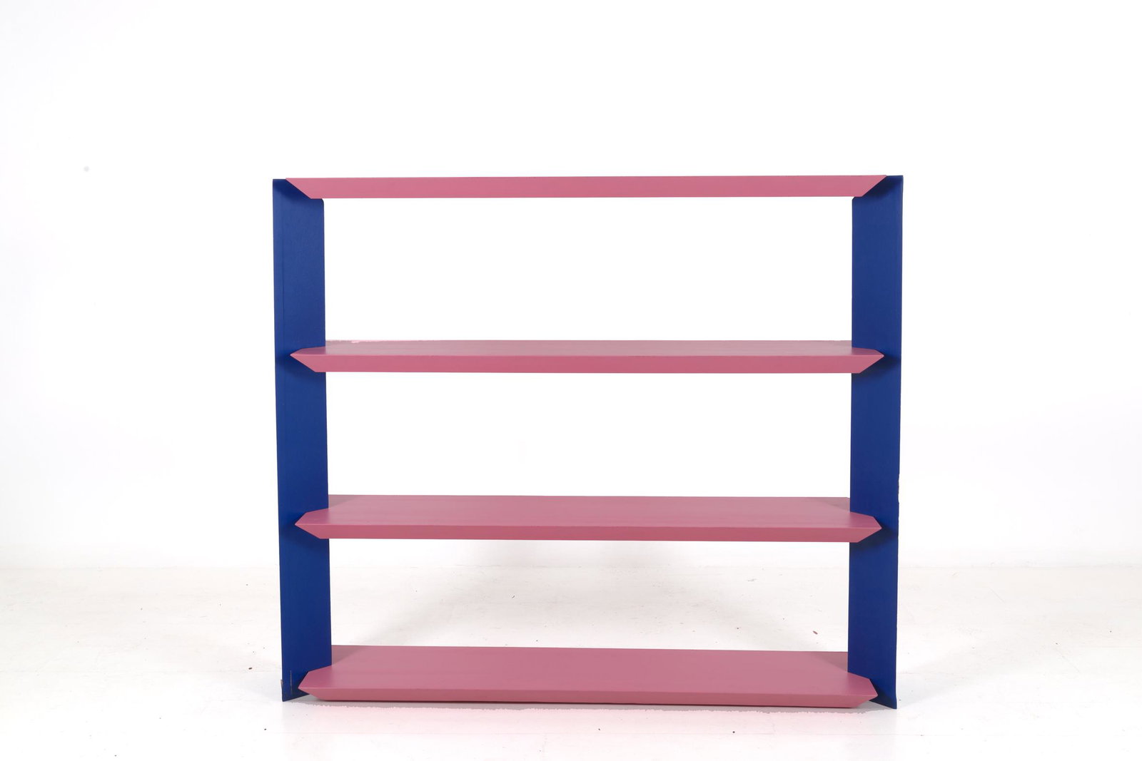 ETTORE SOTTSASS for BOTTEGA GHIANDA. Bookcase: ETTORE SOTTSAS (Innsbruck, 1917 - Milano, 2007) per BOTTEGA GHIANDA. Libreria prototipo in truciolato laccato. Pezzo unico. Anni '80. Mis. Lung. cm. 148 Alt. cm. 131 Prof. cm. 30 ca. Val. 7000/8000