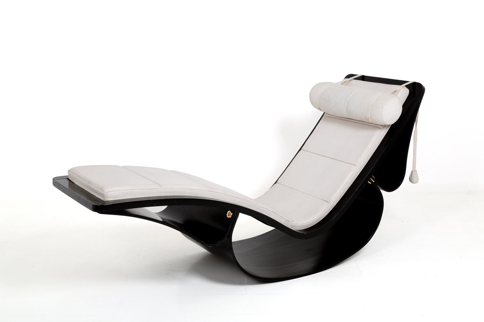 OSCAR NIEMEYER. Chaise Lounge Rio. '60/'70s: OSCAR NIEMEYER (Rio de Janeiro, 1907-2012). Chaise Longue Rio con struttura in frassino laccato nero e pelle. Anni '60/'70. Mis. Lung. cm. 180 Alt. cm. 85 Prof. cm. 57 ca. Val. 5000/7000