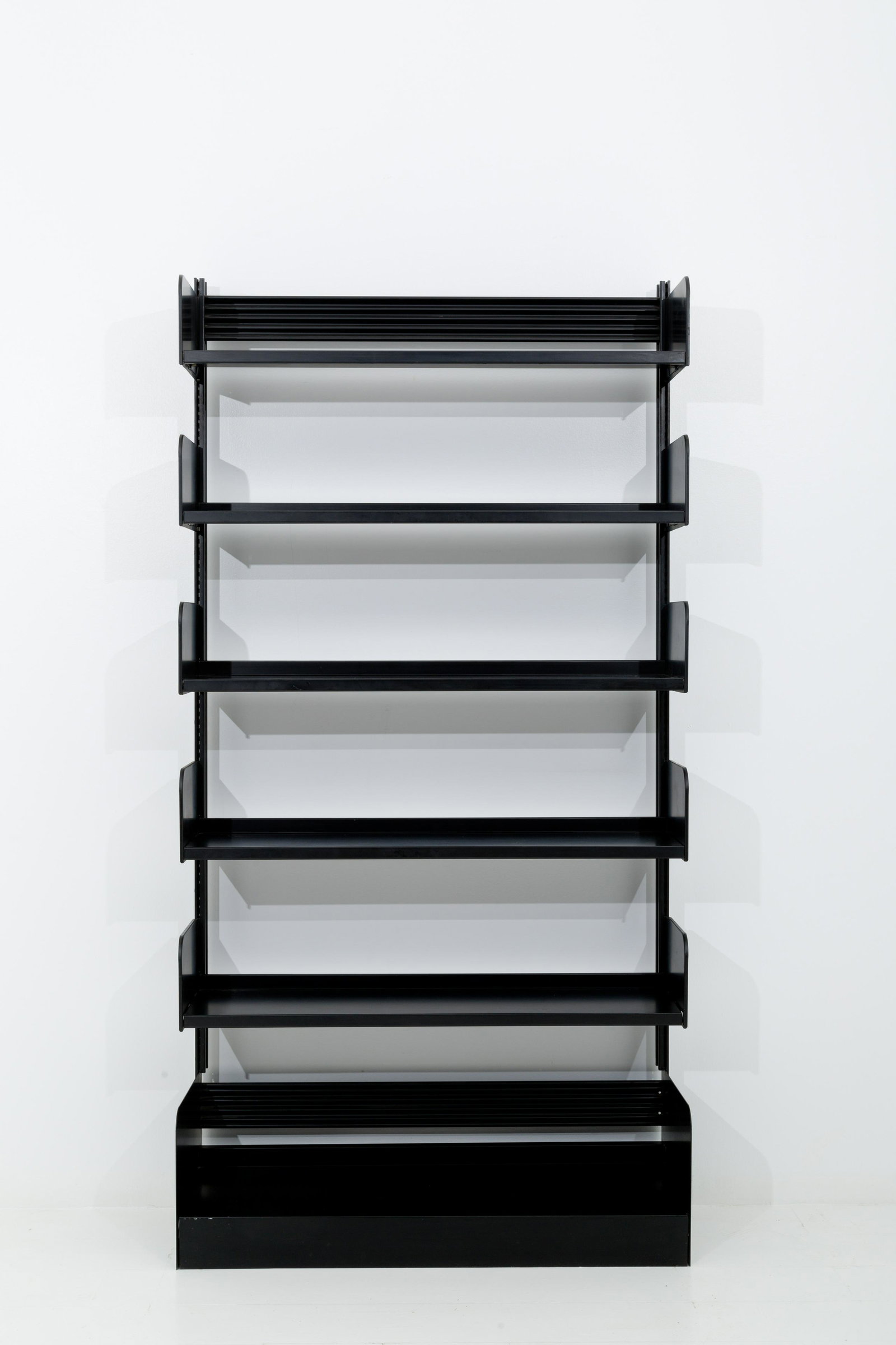Lips vago black metal bookcase. FEAL. '70s: Libreria Lips Vago in metallo nero. Produzione FEAL. Anni '70. Mis. Lung. cm. 100 Alt. cm. 195 Prof. cm. 39 ca. Val. 400/500