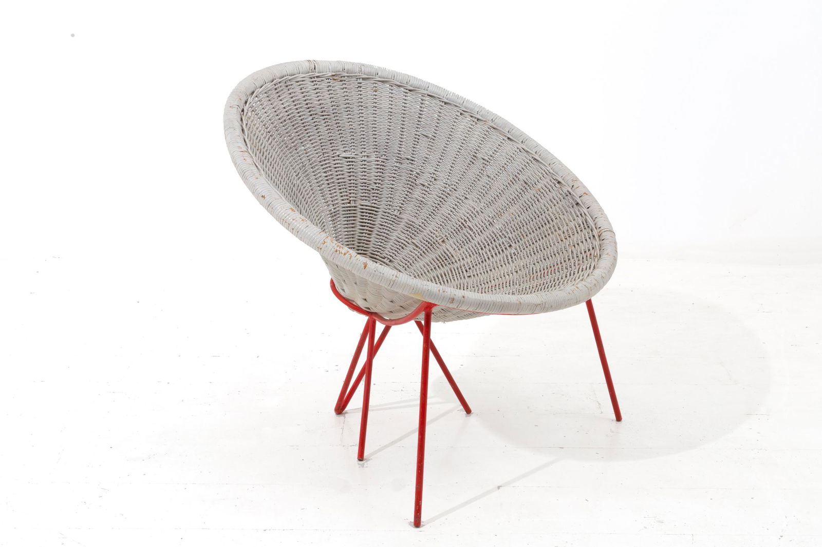 ROBERTO MANGO. Wicker and iron armchair: ROBERTO MANGO (Napoli, 1920 - 2003). Poltrona in vimini e ferro verniciato. Anni '50. Mis. Alt. cm. 72 Diam. cm. 80 ca. Val. 1500/2000