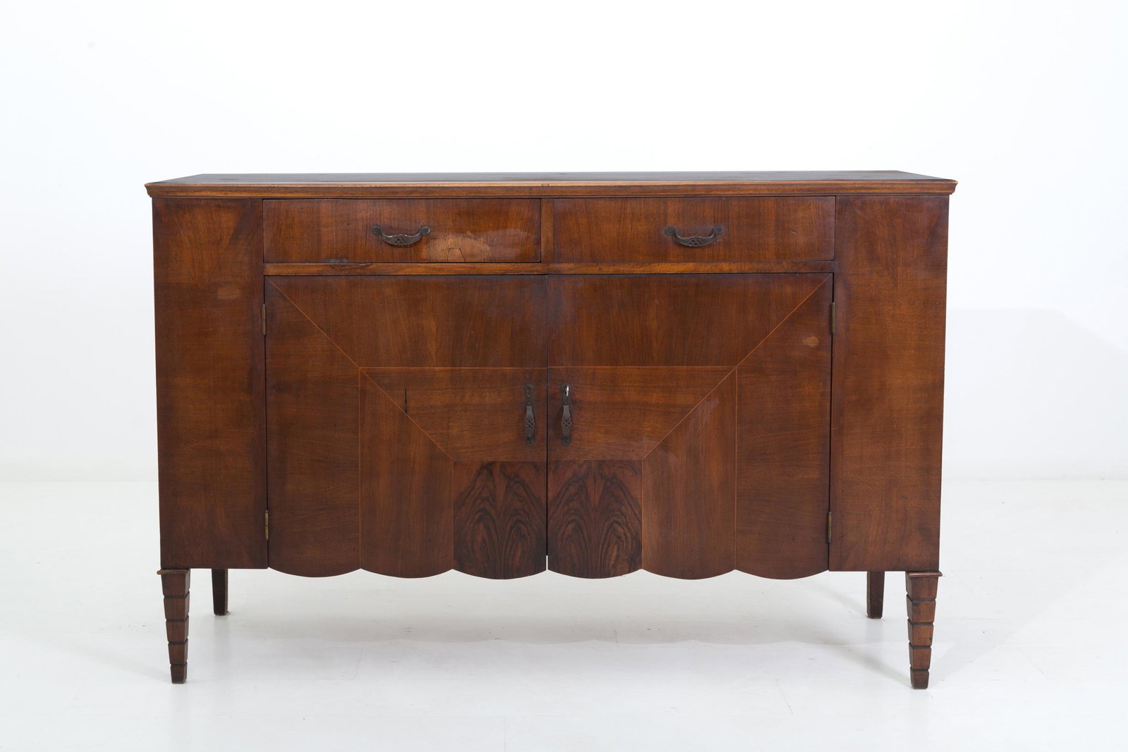 GIO PONTI (Attr.). Walnut chest of drawers: GIO PONTI (Attr.) (Milano, 1891-1979). Comò in noce. Anni '30. Mis. Lung. cm. 152 Alt. cm. 100 Prof. cm. 51 ca. Val. 1000/1500