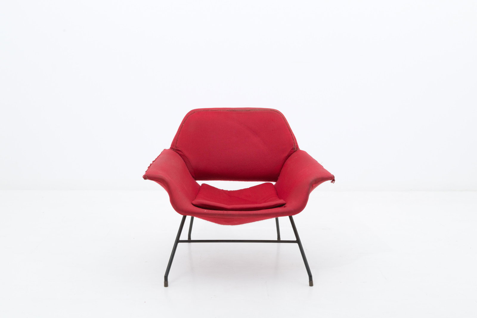 AUGUSTO BOZZI for SAPORITI. Armchair. '50s: AUGUSTO BOZZI (1924-1982) per SAPORITI. Poltrona con tessuto originale e puntali in ottone. Pubblicata in Domus n. 400 del 1963/04. Anni '50. Mis. Lung. cm. 80 Alt. cm. 70 Prof. cm. 68 ca. Val. 800/10