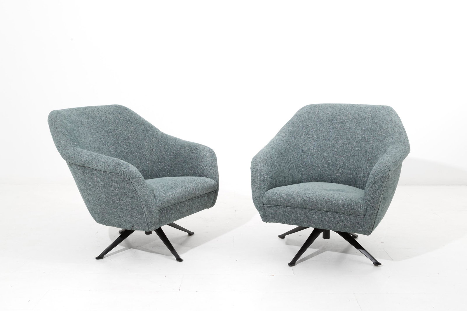 OSVALDO BORSANI. Pair of swivel armchairs: OSVALDO BORSANI (Varedo, 1911 - Milano, 1985). Coppia di poltrone girevoli con base in alluminio e scocca in legno. Manifattura italiana. 1960. Ottime condizioni. Mis. Lung. cm. 80 Alt. cm. 78 Prof. c