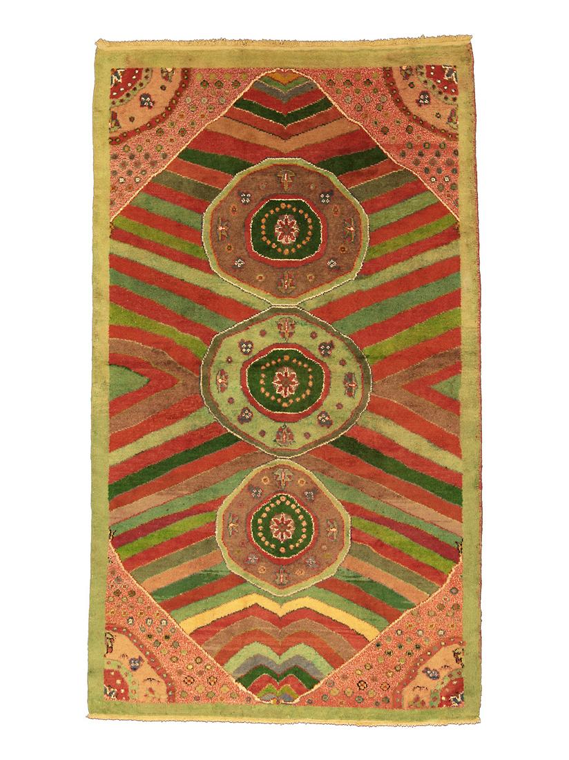 Art Deco carpet. Turkey. Second half XX century: Tappeto Art Deco annodato a mano in lana. Turchia. Seconda metà XX secolo. Buono stato di conservazione (usure e piccoli punti rilanati). Mis. Lung. cm. 155 Alt. cm. 255 ca. Val. 3000/3500
