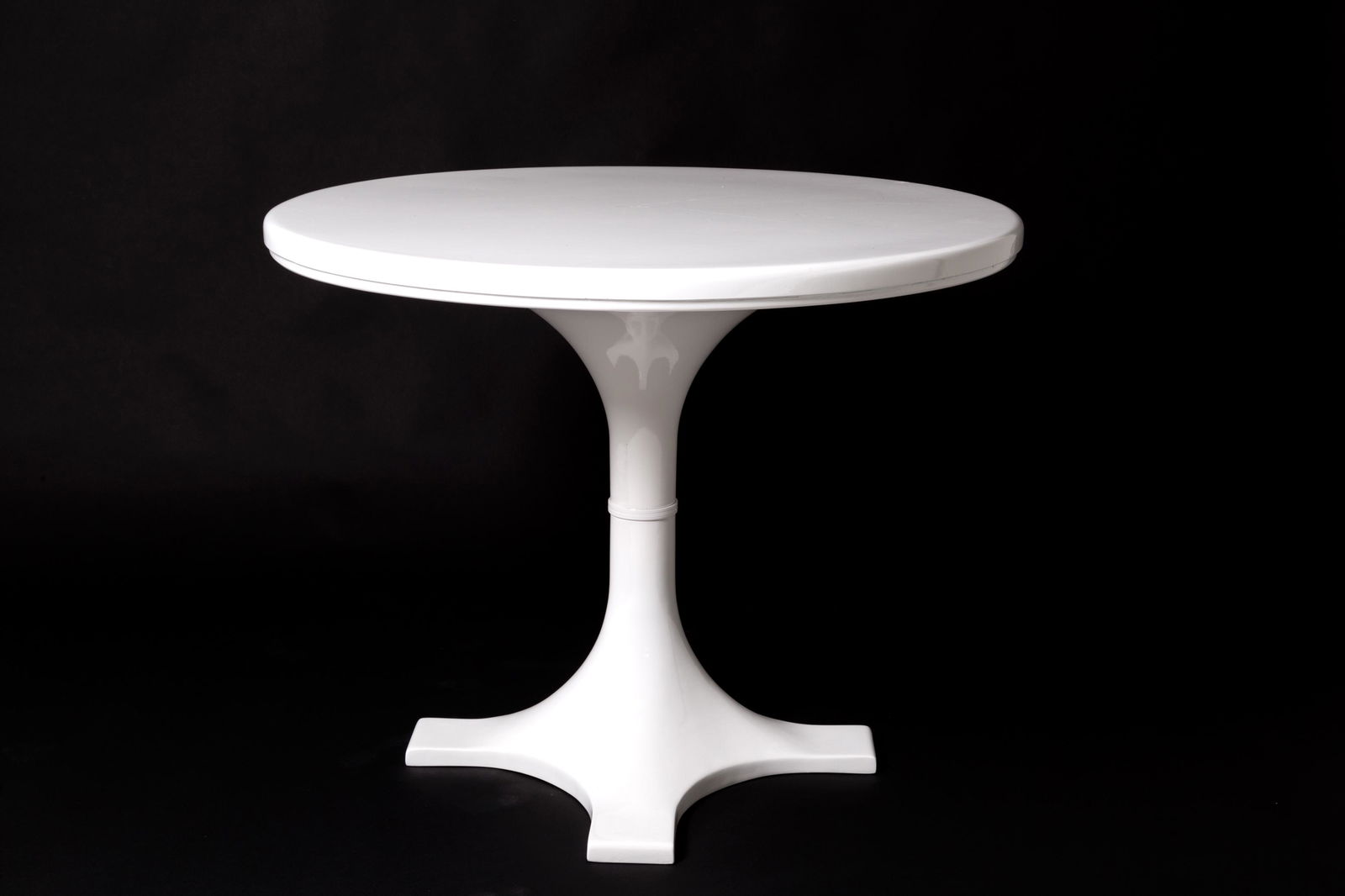 IGNAZIO GARDELLA for KARTELL. Fiberglass table (1 of 2)
