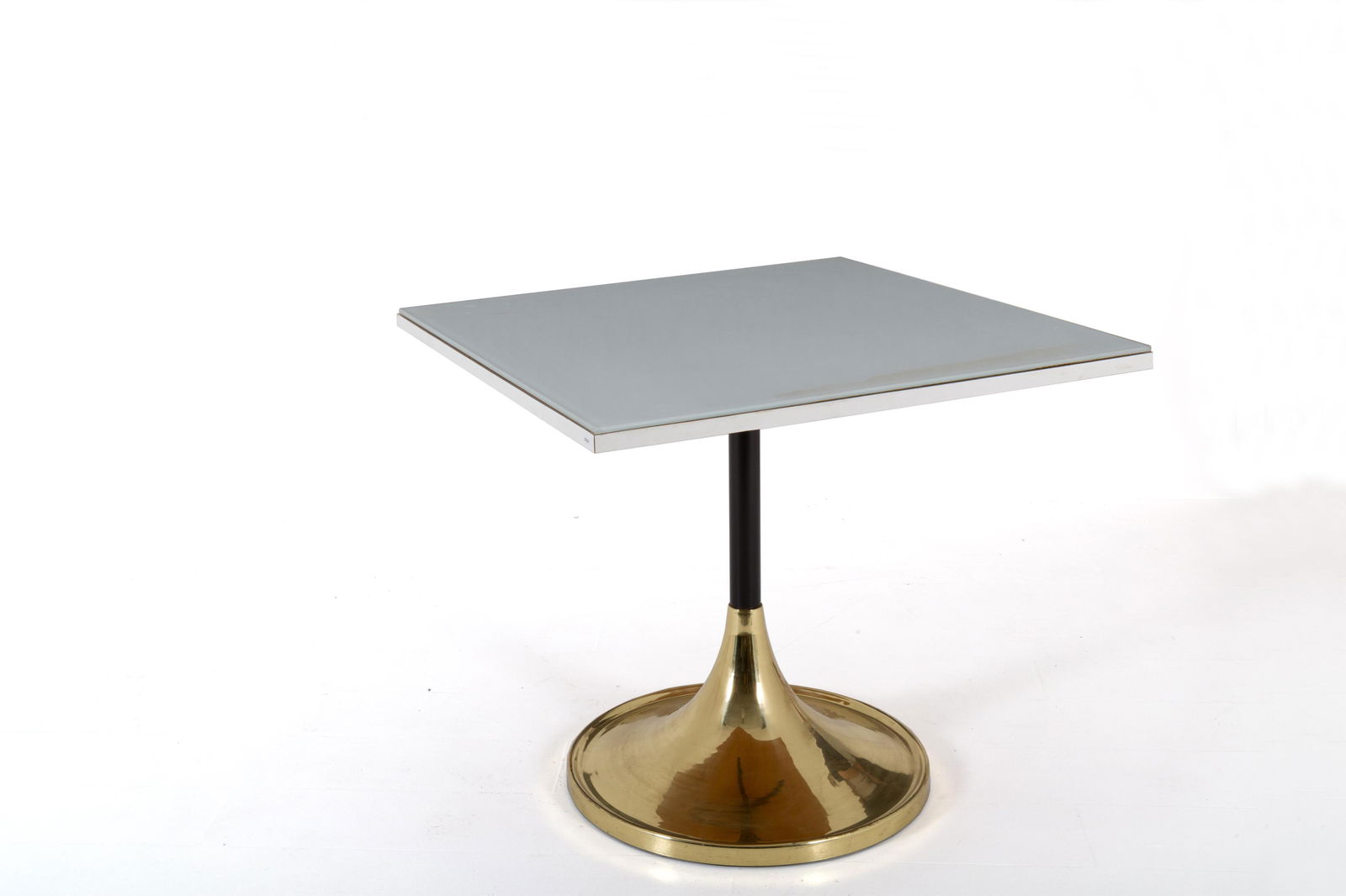 SAVINI-POZZI. Brass and iron table with glass top: AUGUSTO SAVINI per POZZI. Tavolo con piano in vetro e base in ottone e ferro. Anni '70. Mis. Lung. cm. 85 Alt. cm. 77 Prof. cm. 85 ca. Val. 800/1000