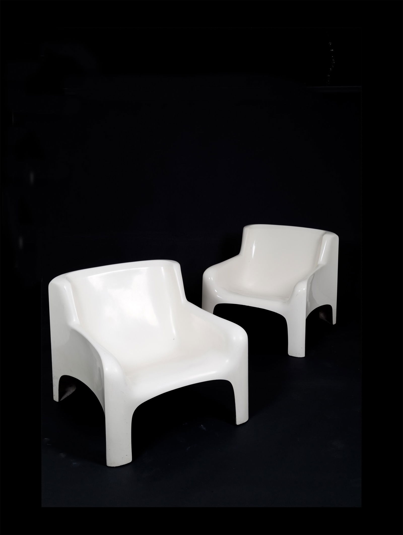 CARLO BARTOLI for ARFLEX. Pair of Gaia armchairs (1 of 3)