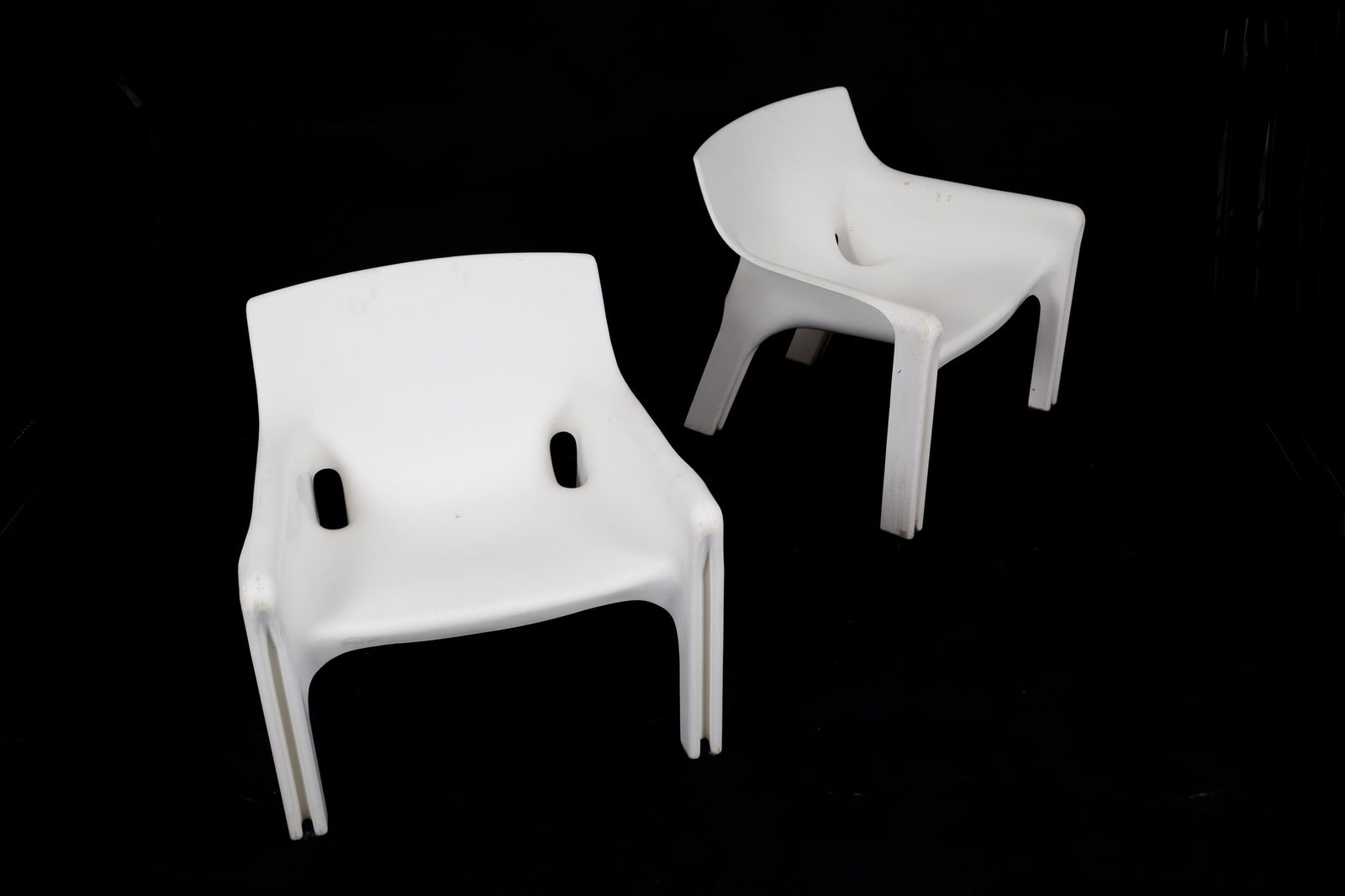 VICO MAGISTRETTI for ARTEMIDE. Vicario armchairs (1 of 5)