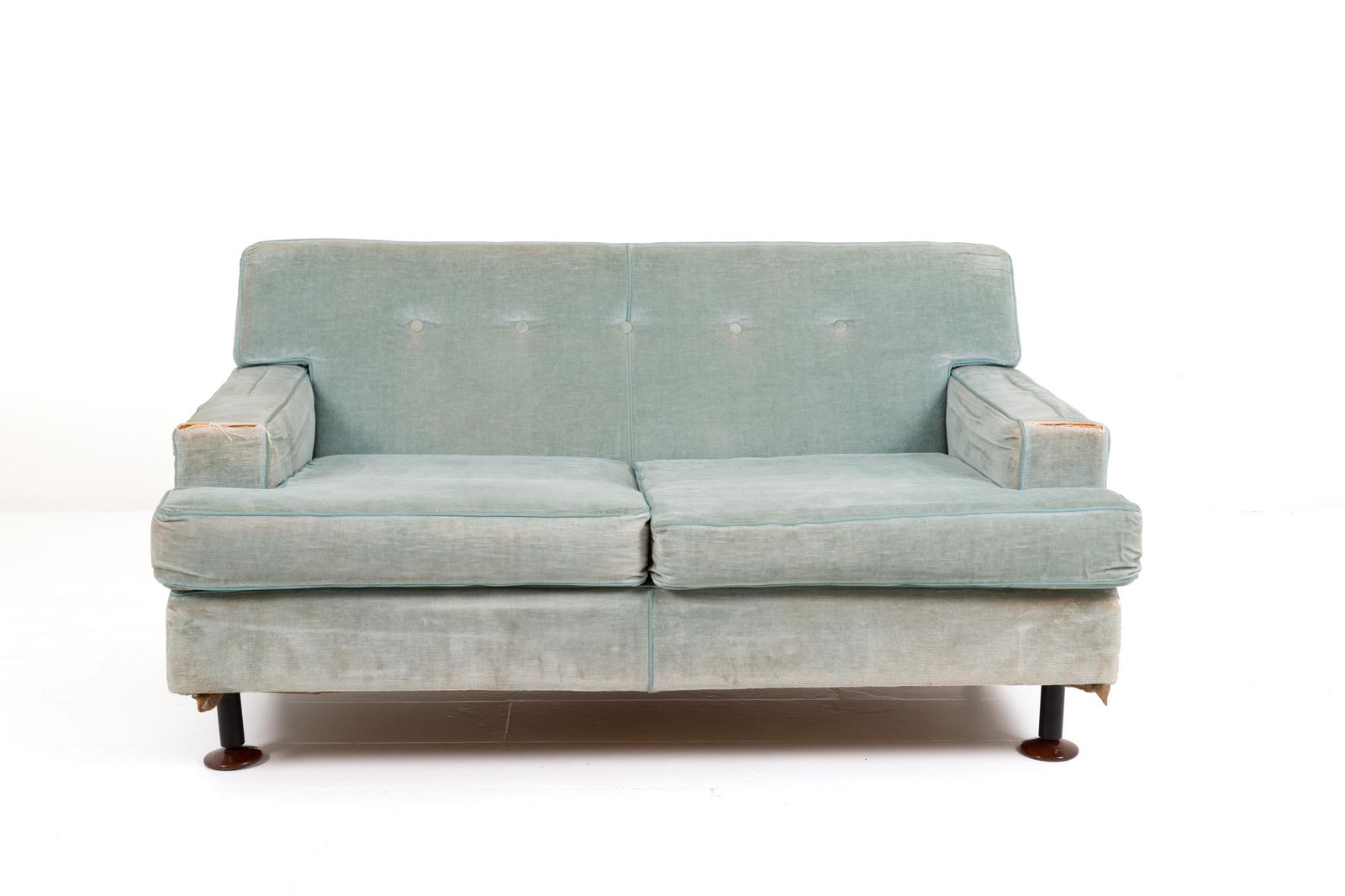 MARCO ZANUSO-ARFLEX. Two seater sofa Square model: MARCO ZANUSO (Milano, 1916-2001) per ARFLEX. Divano due posti modello Square in legno, metallo e velluto. Anni '50. Difetti. Mis. Lung. cm. 135 Alt. cm. 70 Prof. cm. 90 ca.