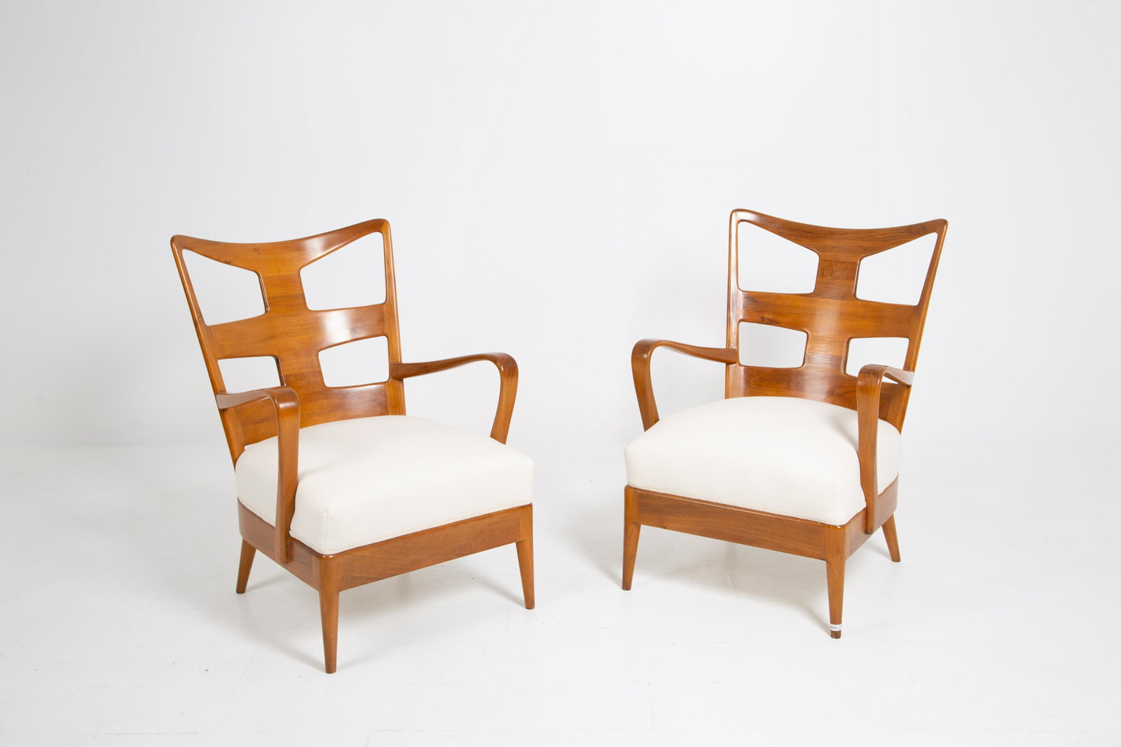 OSVALDO BORSANI for ABV. Pair of wooden armchairs: OSVALDO BORSANI (Varedo, 1911- Milano,1985) per ABV - Arredamenti Borsani Varedo. Coppia di poltrone in legno con seduta imbottita e rivestita. Anni '50. Pubblicate in G. Bosoni, Osvaldo Borsani, arch