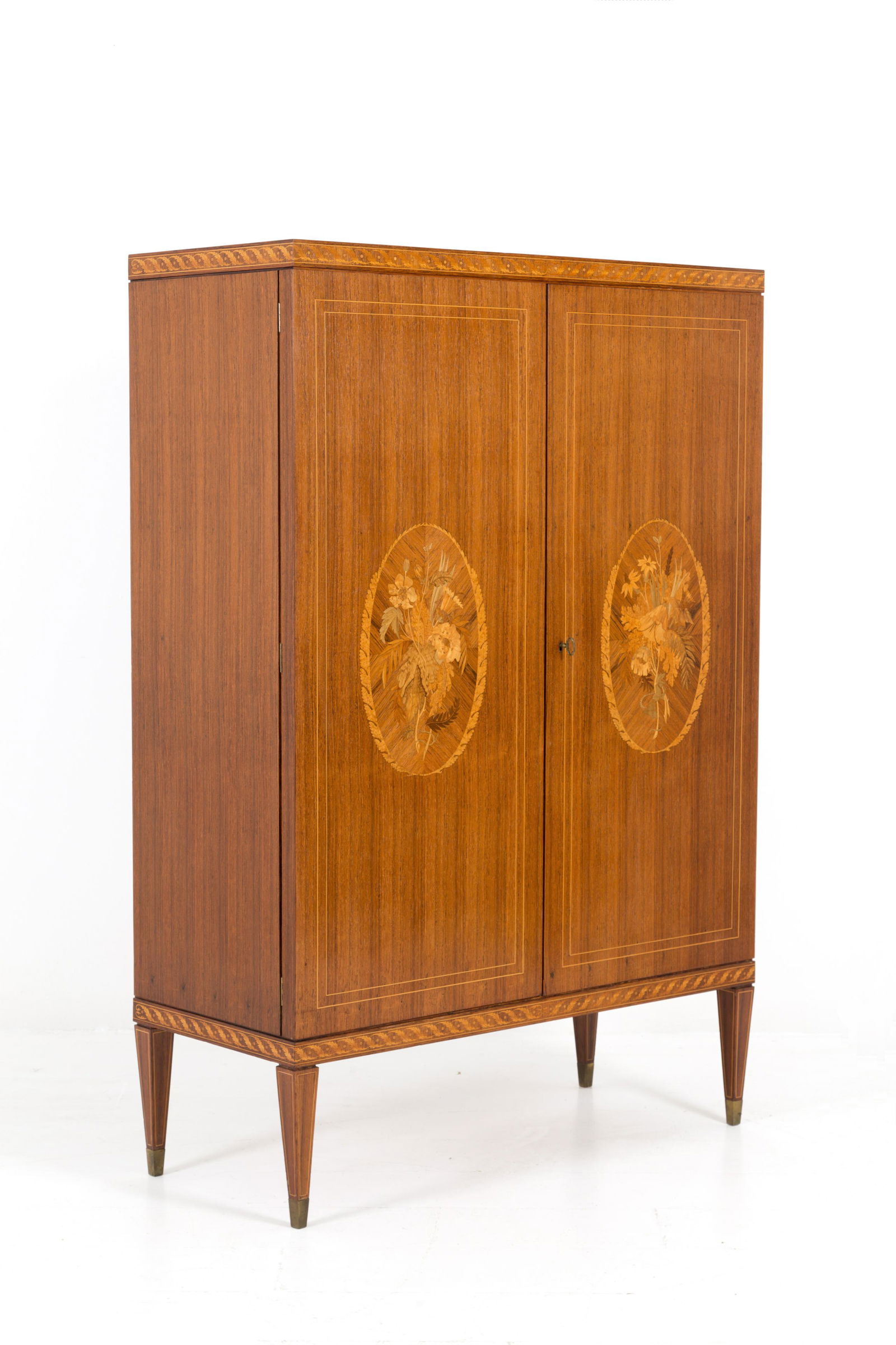 PAOLO BUFFA for ANZANI. Sideboard in inlaid wood: PAOLO BUFFA (Milano, 1913 - Modena, 2000) per ANZANI. Credenza in legno pregiato e intarsiato con due ante, ripiano in vetro supportato da colonnine in ottone e mensoline in vetro. 1950 ca. Mis. Lung.