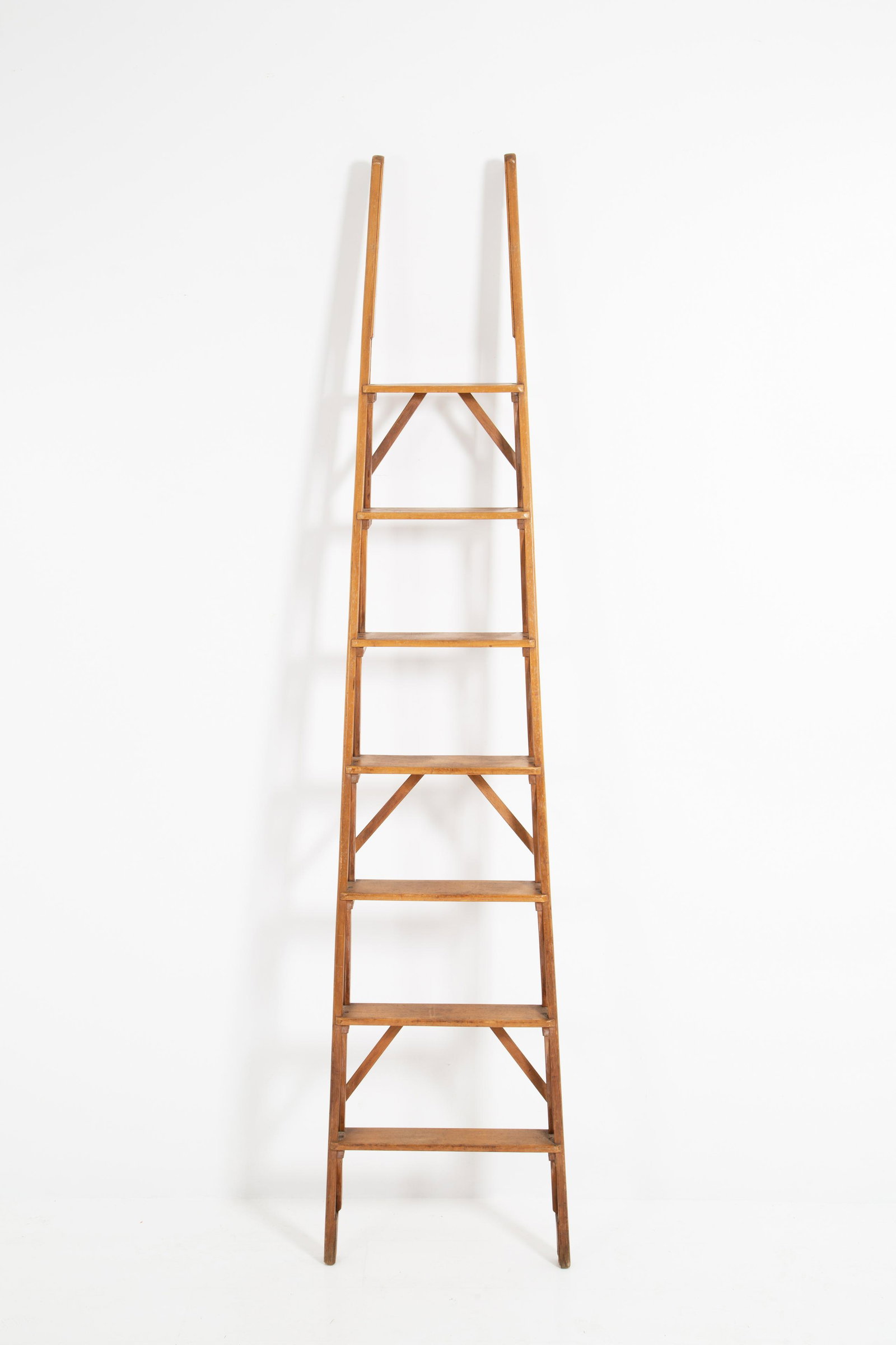 FRANCO ALBINI (Attr.) Wooden ladder for bookcase: FRANCO ALBINI (Attr.) (Robbiate, 1905 - Milano, 1977). Scala da libreria in legno. Anni '30. Mis. Alt. cm. 210 ca.