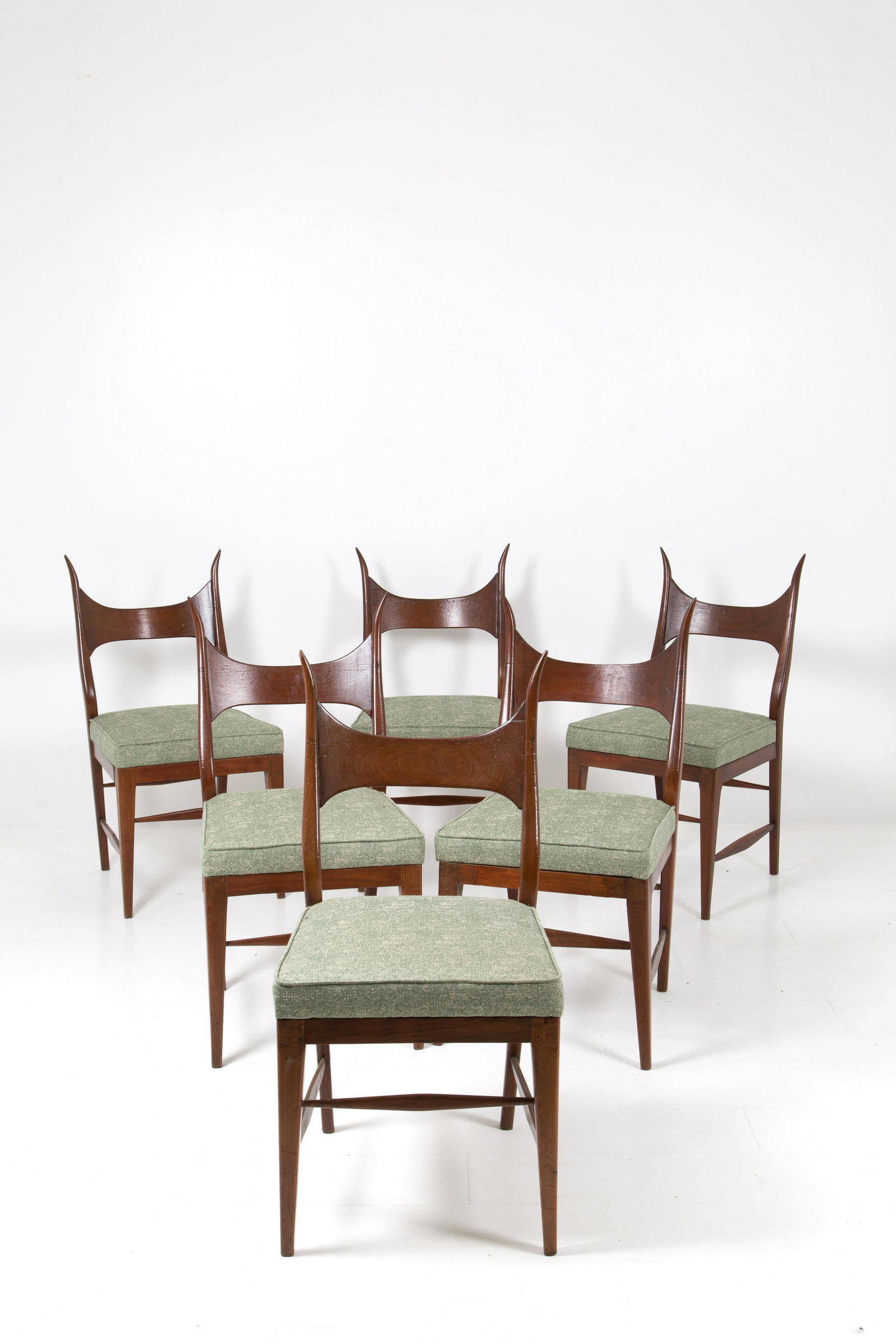 EDWARD WORMLEY. Six wooden chairs. '50s: EDWARD WORMLEY (Oswego, 1907 - Illinois, 1995). Sei sedie in legno con seduta imbottita. Anni '50. Mis. Lung. cm. 46 Alt. cm. 91.5 Prof. cm. 47 ca.