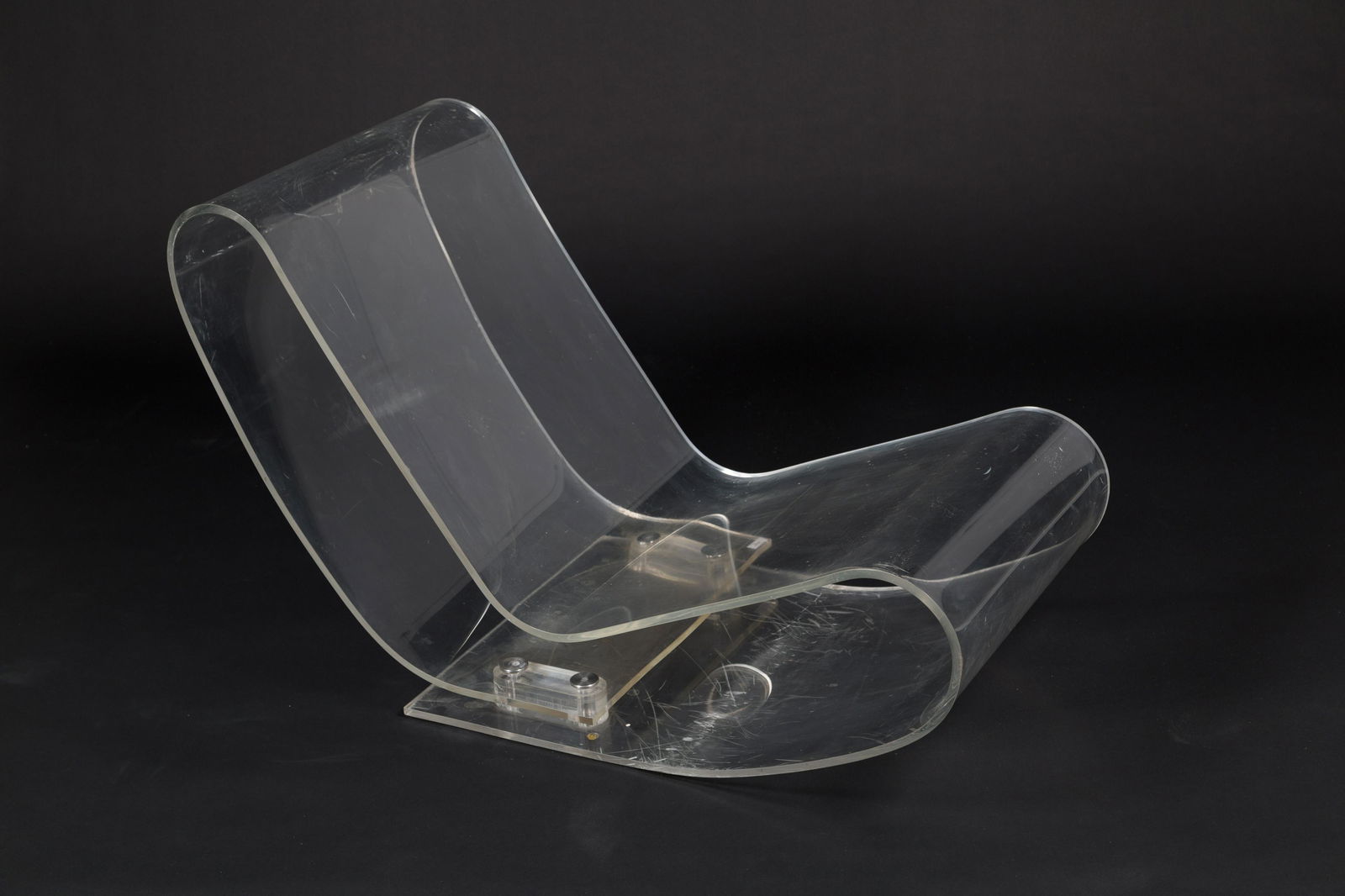 MAARTEN VAN SEVEREN. Plexiglass 640 armchairs: MAARTEN VAN SEVEREN (Aversa, 1956 - Grand, 2005). Poltrona in plexiglass mod. 640. Anni '60-'70. Mis. Lung. cm. 49 Alt. cm. 63 Prof. cm. 95 ca.