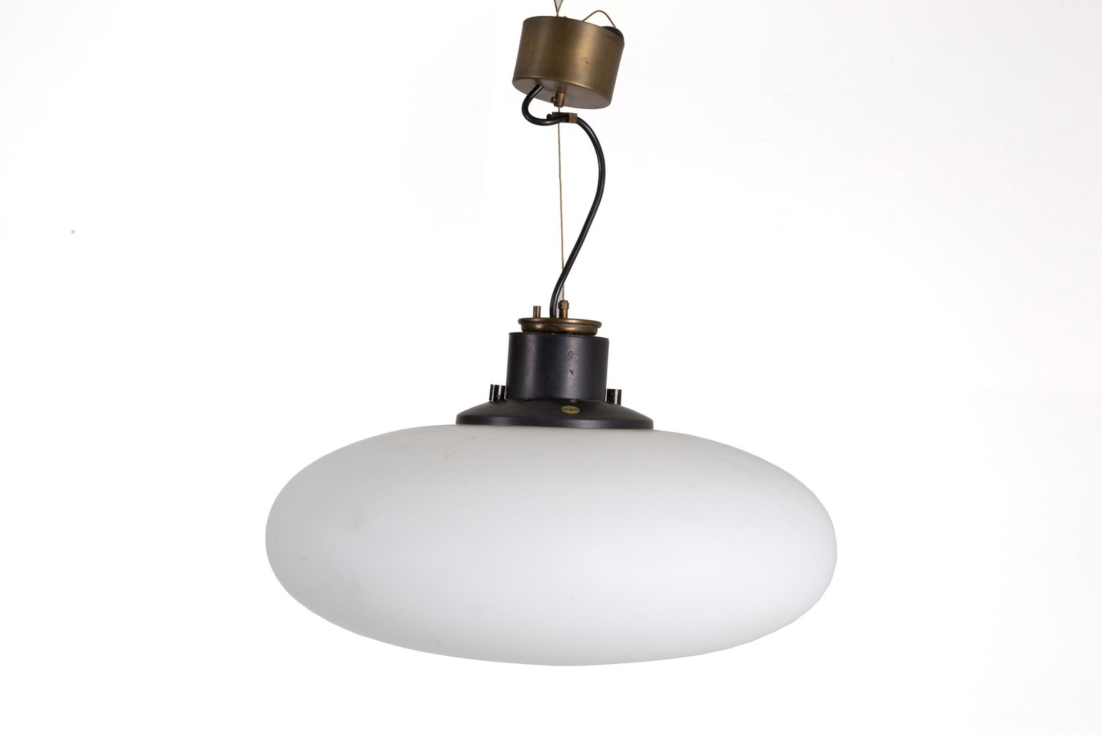 STILNOVO. Brass and satin glass chandelier. '60s: Lampadario in ottone e vetro satinato a ciambella. Produzione STILNOVO. Etichetta del produttore. Anni '60. Ottime condizioni. Mis. Alt. cm. 45 Diam. cm. 45 ca.