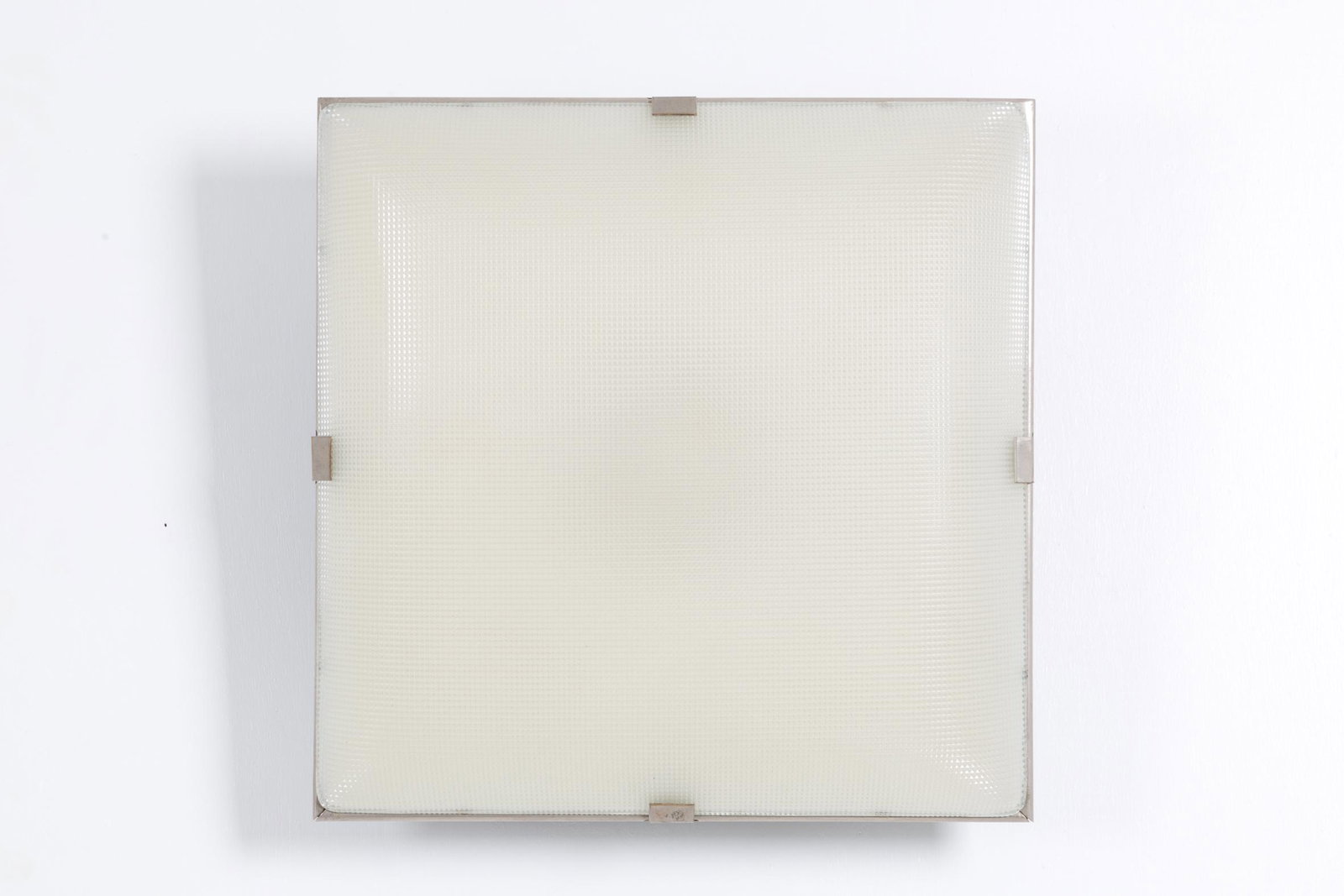STILNOVO. Square ceiling lamp in diamond glass.: Plafoniera quadrata in vetro diamantato. Produzione STILNOVO. Etichetta del produttore. Anni '60. Ottime condizioni. Mis. Lung. cm. 48 Alt. cm. 48 Prof. cm. 15 ca.