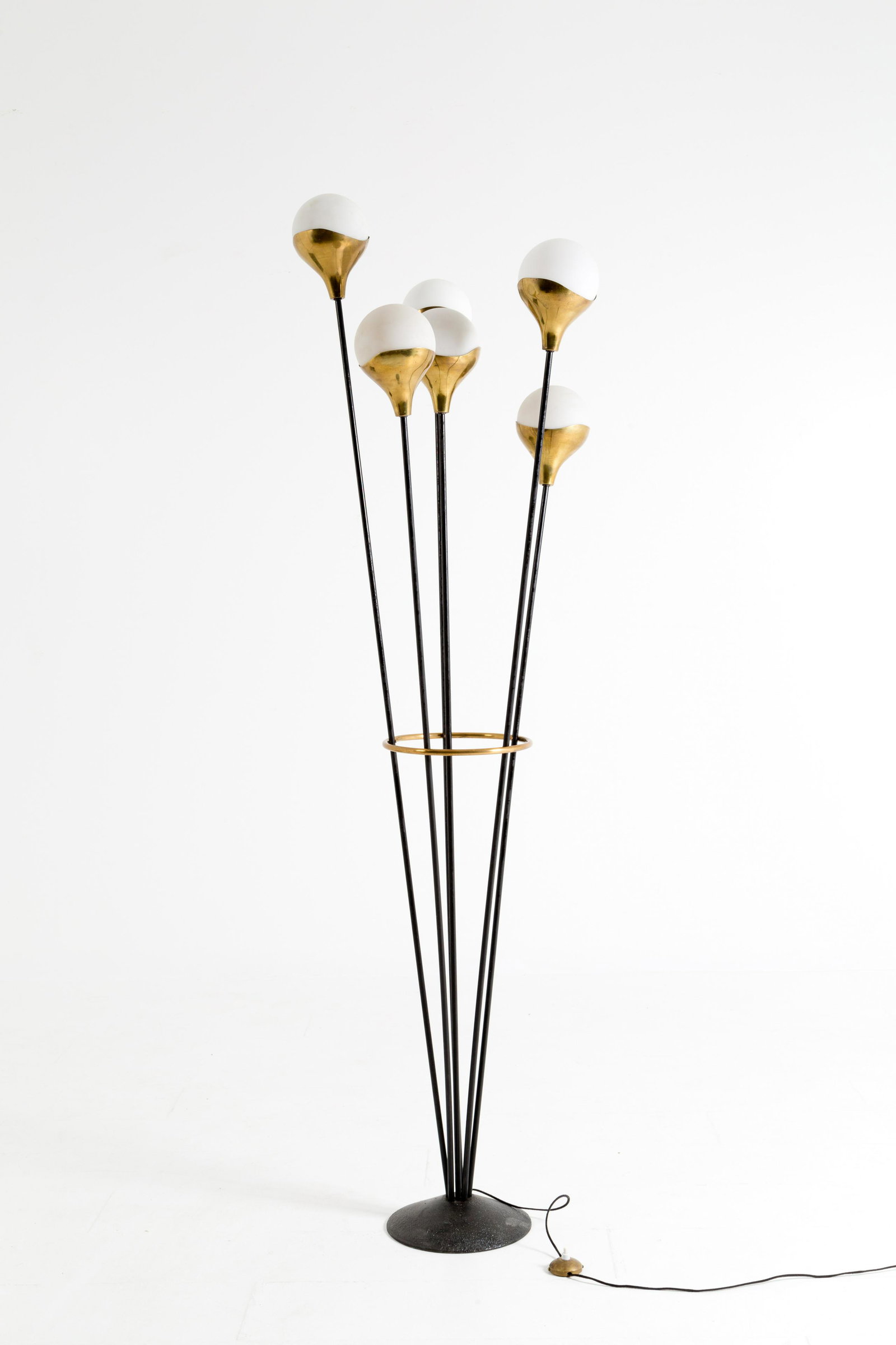 STILNOVO. Brass, iron and glass wall lamp. '50s: Lampada sei luci in ottone, ferro e vetro opalino. Produzione STILNOVO. Anni '50. Mis. Lung. cm. 50 Alt. cm. 165 ca.