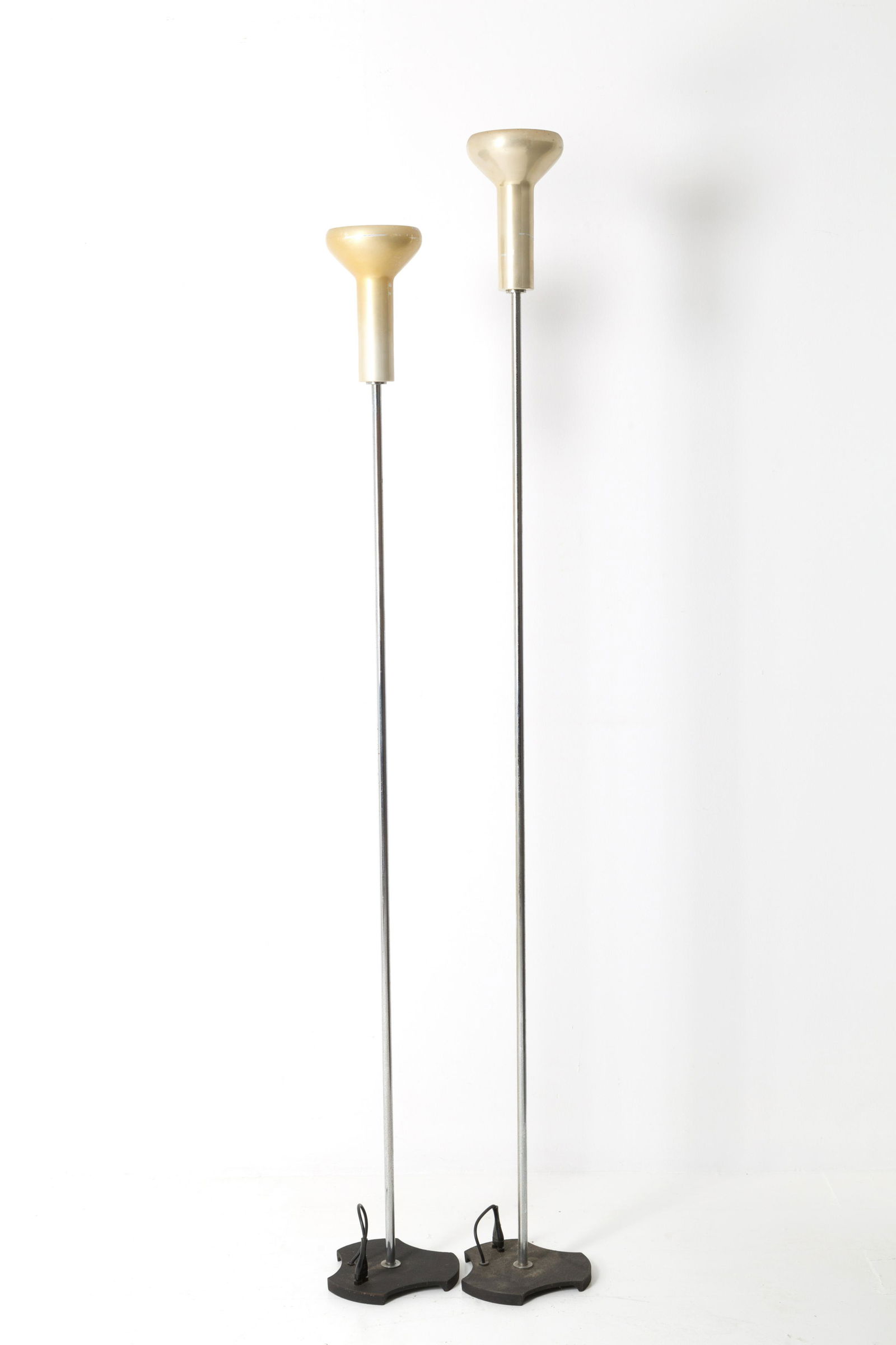 GINO SARFATTI for ARTELUCE. Two Floor lamps: GINO SARFATTI (Venezia, 1912 - Griante, 1985) per ARTELUCE. Due lampade da terra. Anni '50-'60. Pubblicate. Lievi difetti. Mis. Alt. cm. 182 e 197 ca.