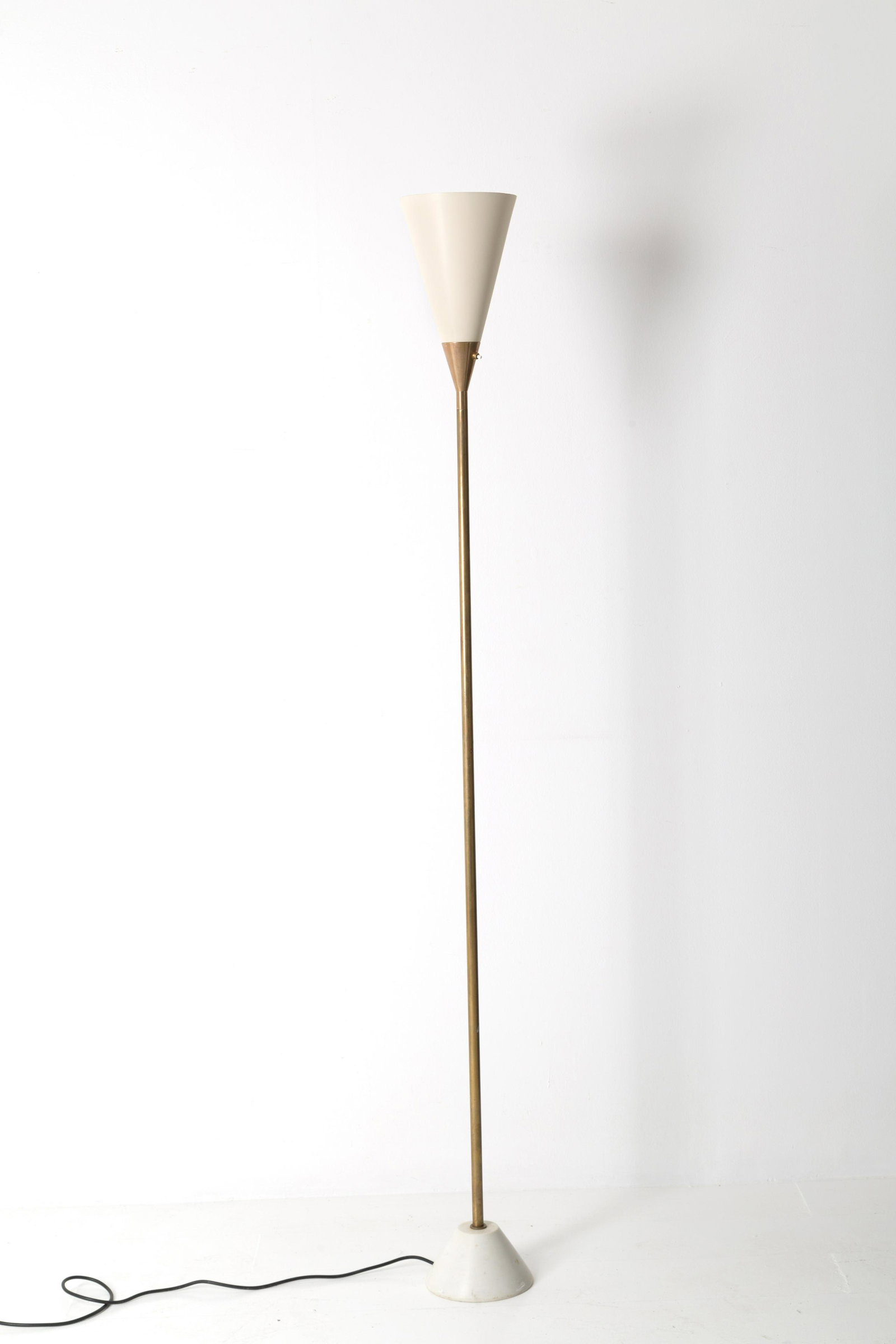 GINO SARFATTI. Brass floor lamp. '50s: GINO SARFATTI (Venezia, 1912 - Griante, 1985). Lampada da terra in ottone. Anni '50. Pubblicata. Mis. Alt. cm. 191 Diam. cm. 20 ca.