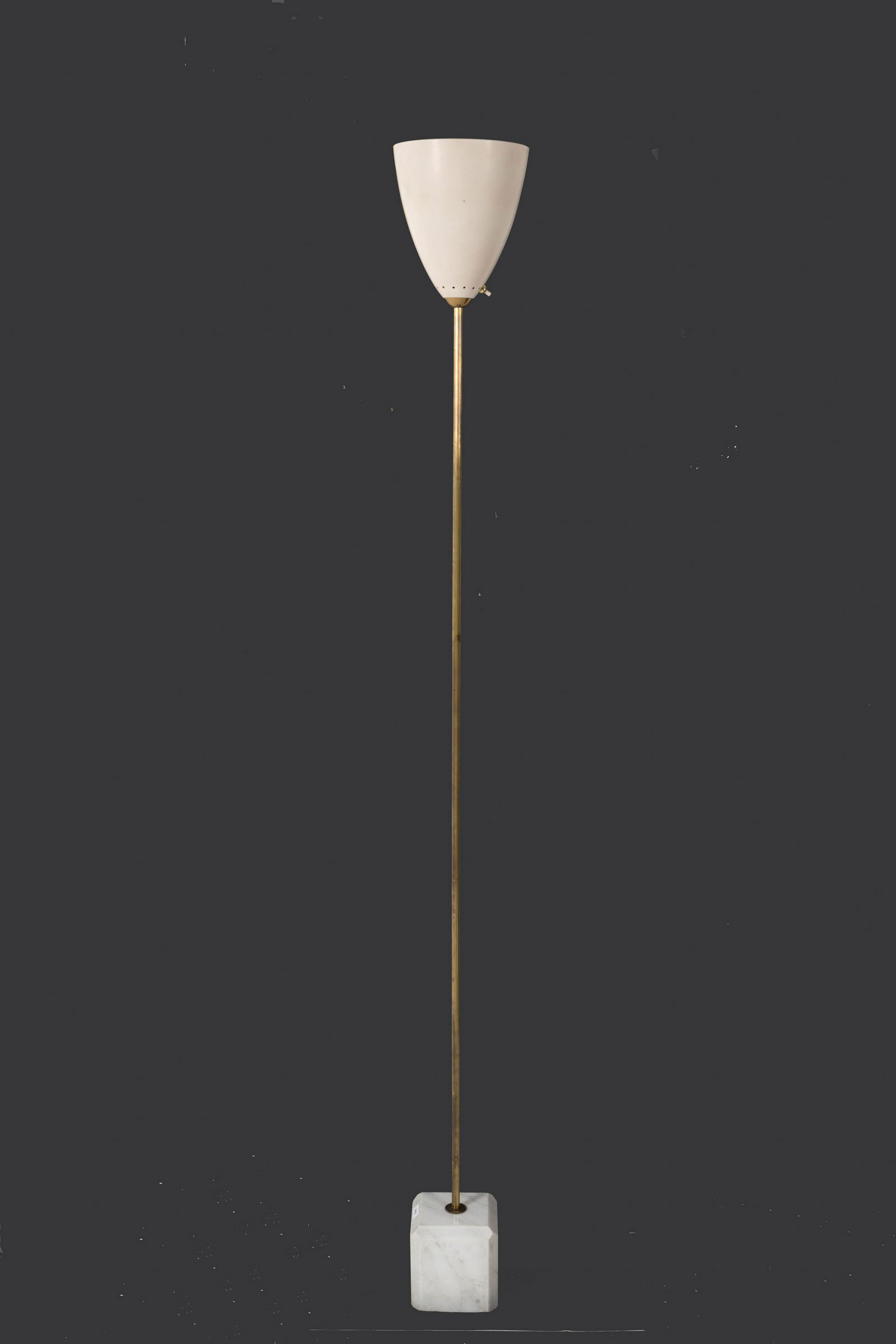ANGELO OSTUNI (Attr.) Brass and marble floor lamp: ANGELO OSTUNI (Attr.). Lampada da terra in ottone e marmo. Anni '50. Mis. Alt. cm. 179 Diam. cm. 20 ca.