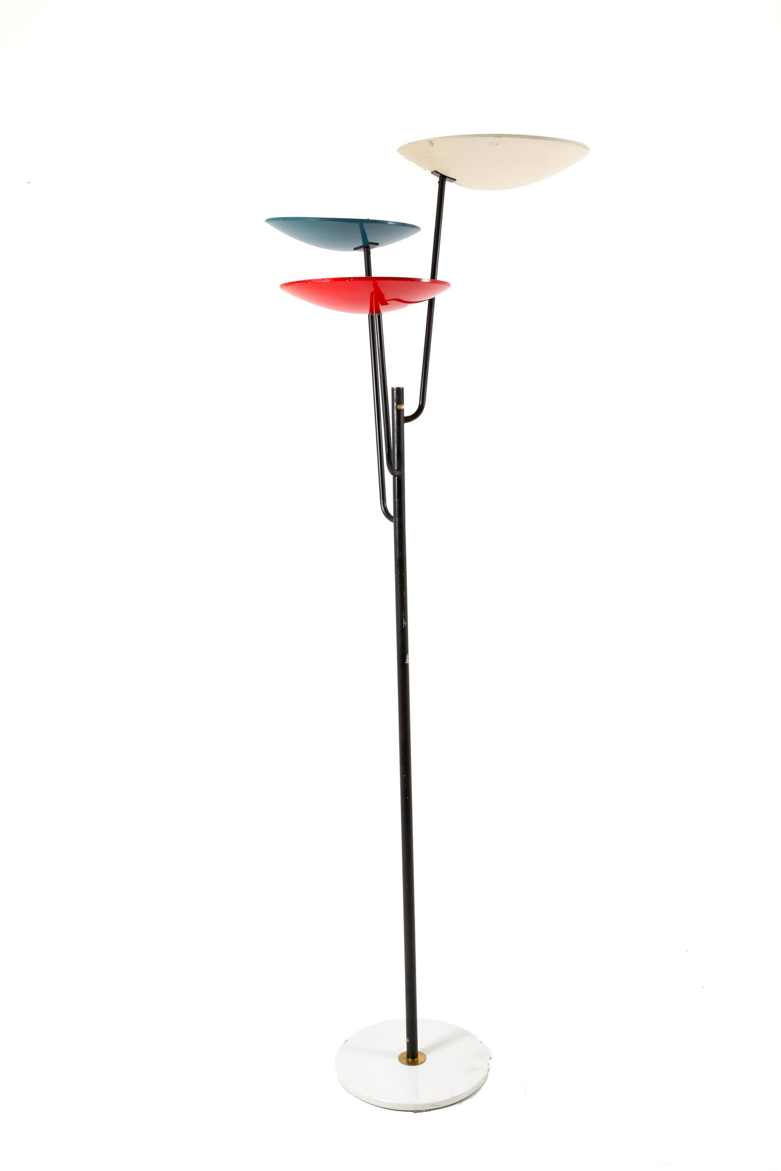 STILNOVO. Enameled metal floor lamp. '50s: Lampada da terra in metallo smaltato. Produzione STILNOVO. Base in marmo. Anni '50. Pubblicata in Catalogo STILNOVO - Apparecchi per l'Illuminazione. Ed. Luminaires - Moderniste 2016, p. 98. Mis. Alt.