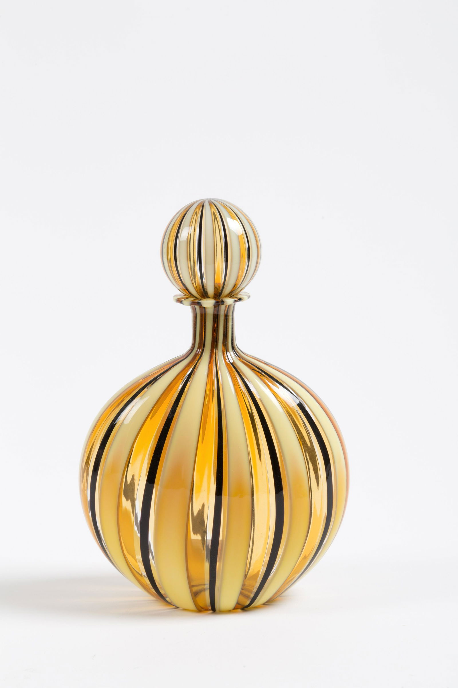 GIO PONTI (Attr.) Glass yellow and black bottle: GIO PONTI (Attr.) (Milano, 1891-1979). Boccetta in vetro giallo e nero. Anni '60. Mis. Lung. cm. 16 Alt. cm. 23 Prof. cm. 10 ca.