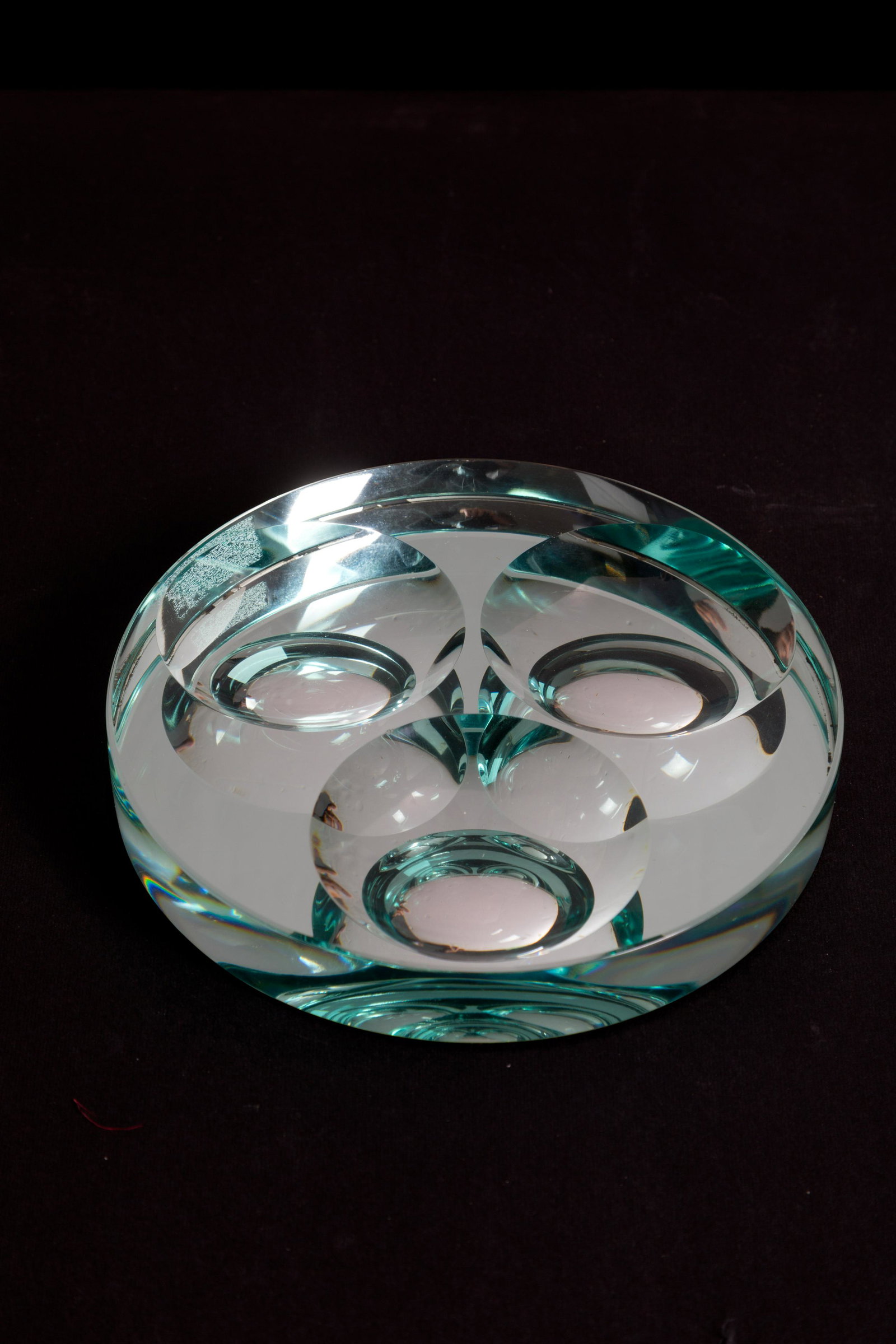 FONTANA ARTE. Glass ashtray. '50s: Posacenere in vetro. Produzione FONTANA ARTE. Anni '50. Mis. Alt. cm. 3 Diam. cm. 17.5 ca.