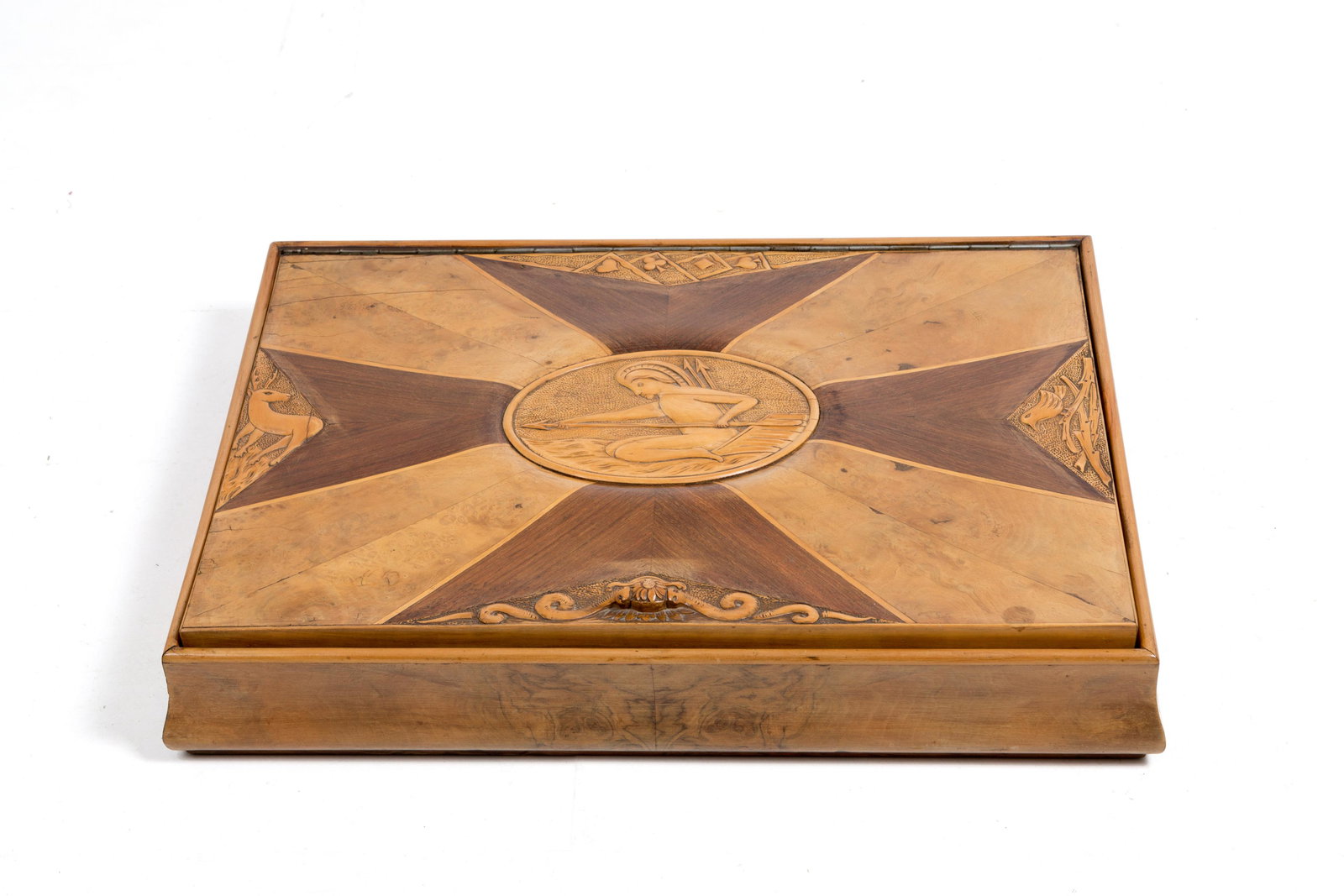 Carved wood game box. '30s: Scatola da gioco in legno intagliato. Anni '30. Mis. Lung. cm. 63 Alt. cm. 9 Prof. cm. 47 ca.