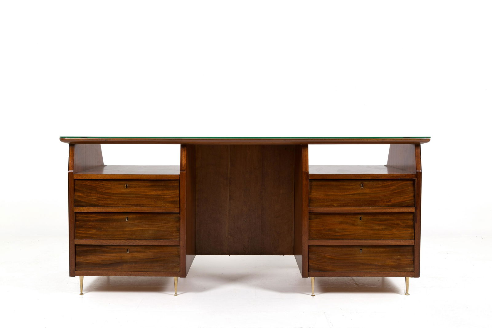 GIANCARLO DE CARLO (Attr.) Wooden desk. '50s: GIANCARLO DE CARLO (Attr.) (Genova, 1919 - Milano, 2005). Scrivania in legno a sei cassetti, puntali in ottone e piano in vetro. Anni '50. Difetti. Mis. Lung. cm. 77.5 Alt. cm. 178 Prof. cm. 78 ca.