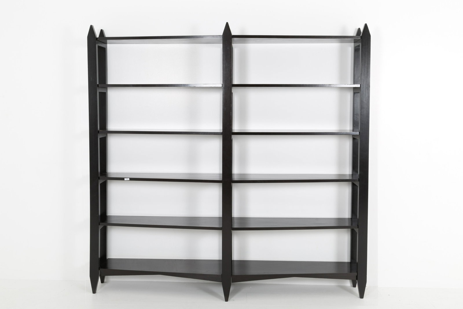 SALVATORE BARRECA. Wooden bookcase. '30s: Libreria in legno laccato nero. Anni '30. Realizzata dall'ebanista Salvatore Barreca, già attivo presso la sezione aeronautica delle officine Ducrot, per una casa privata di Palermo. Arredi citati in