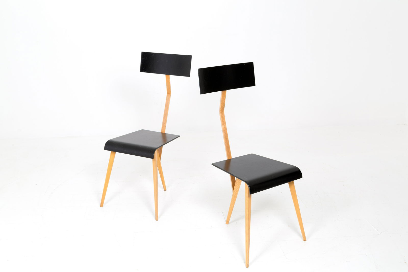 GIANCARLO DE CARLO (Attr.). Two chairs.'50s: GIANCARLO DE CARLO (Attr.) (Genova, 1919 - Milano, 2005). Due sedie con seduta in legno. Probabilmente prototipi mai andati in produzione. Anni '50.Mis. Lung. cm. 38 Alt. cm. 93 Prof. cm. 38 ca.