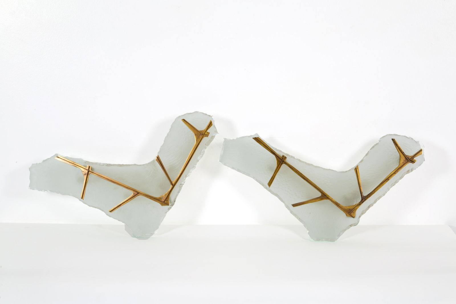 MAX INGRAND-FONTANA ARTE.Two Gabbiano appliques.: MAX INGRAND (Bressuire, 1908 - Parigi, 1969) per FONTANA ARTE. Due applique Gabbiano in vetro acidato, ottone e metallo smaltato. Anni '50. Pubblicate in F. Deboni, Fontana Arte. Giò Ponti, Pietro Ch