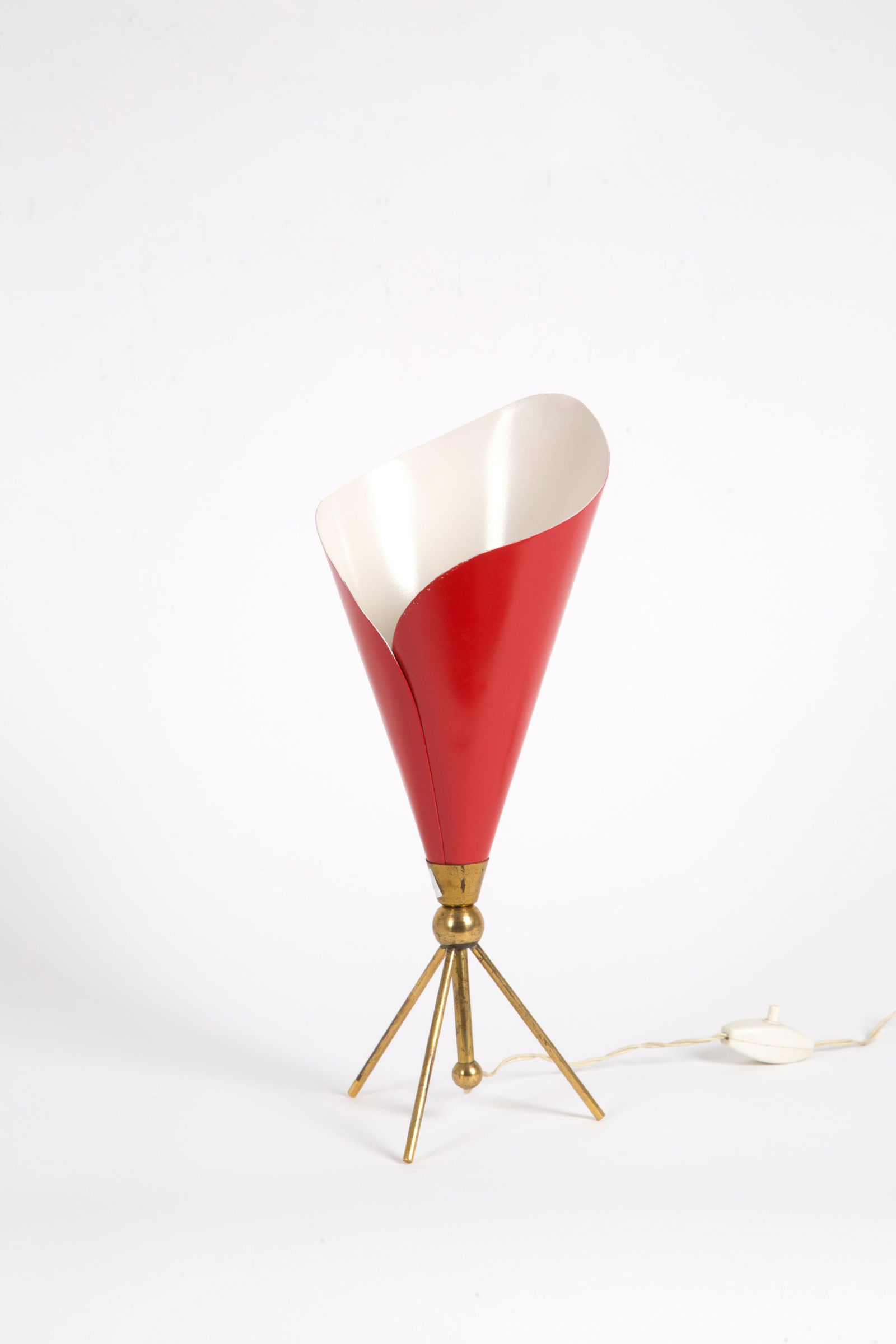 ANGELO LELII for ARREDOLUCE. Table lamp.: ANGELO LELII (Ancona, 1915-1987) per ARREDOLUCE. Lampada da tavolo in alluminio verniciato rosso e ottone. 1959 ca. Pubblicata in A. Pansera, A. Padoan, A. Palmaghini, Arredoluce. Catalogo ragionato 1