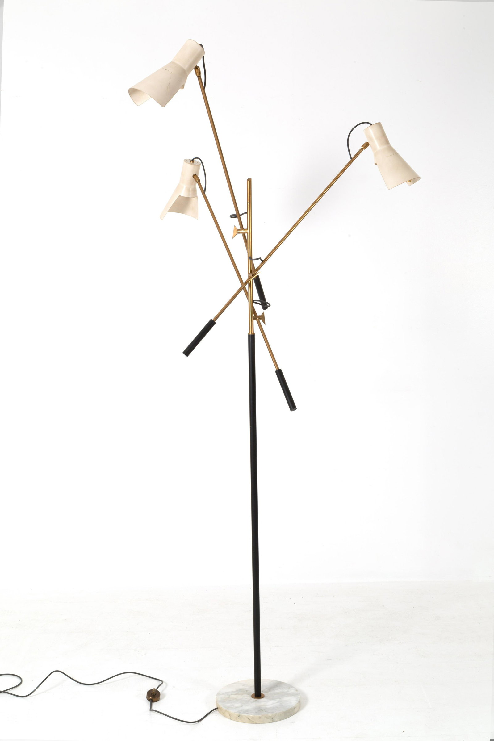 STILNOVO. Adjustable lamp with three lights: Lampada tre luci regolabili in più posizioni. Produzione STILNOVO. Etichetta e marchio del produttore. Anni '50. Mis. Alt. cm. 220 Diam. massimo cm. 80 ca. Mis. Alt. cm. 220 Diam. cm. 80 ca.