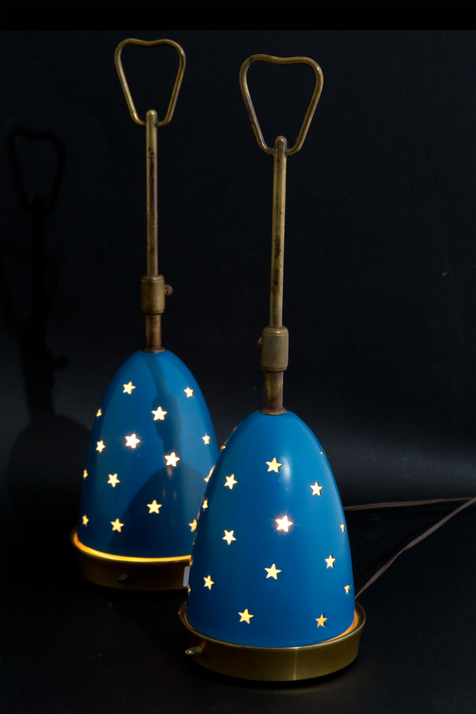 ANGELO LELII for ARREDOLUCE. Pair of lamps. '50s: ANGELO LELII (Ancona, 1915-1987) per ARREDOLUCE. Coppia di lampade da tavolo con stelline traforate. Anni '50. Pubblicate in A. Pansera, A. Padoan, A. Palmaghini, Arredoluce. Catalogo ragionato 1943-1