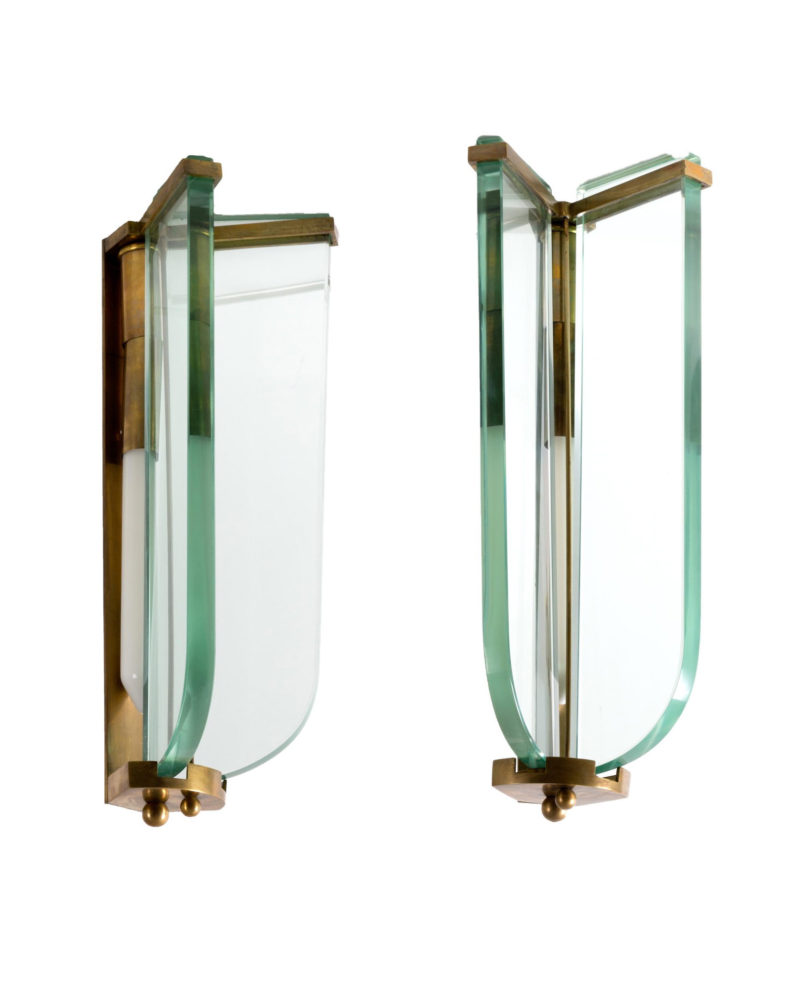 FONTANA ARTE. Pair of brass and glass. '40s: Coppia di applique in ottone e vetro spesso. Produzione FONTANA ARTE. Anni '40. Mis. Lung. cm. 18 Alt. cm. 43 Prof. cm. 18 ca.