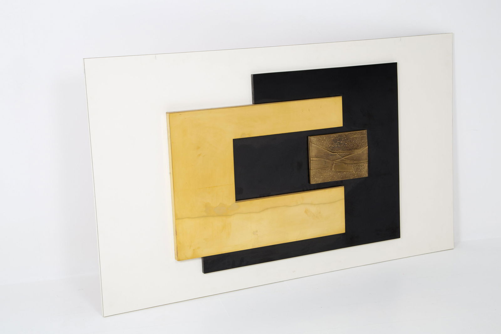 FRIGERIO DI DESIO. Wooden, brass and bronze panel: Pannello in legno, ottone e bronzo. Produzione FRIGERIO DI DESIO. Anni '70. Mis. Lung. cm. 173 Alt. cm. 101.5 Prof. cm. 5 ca.