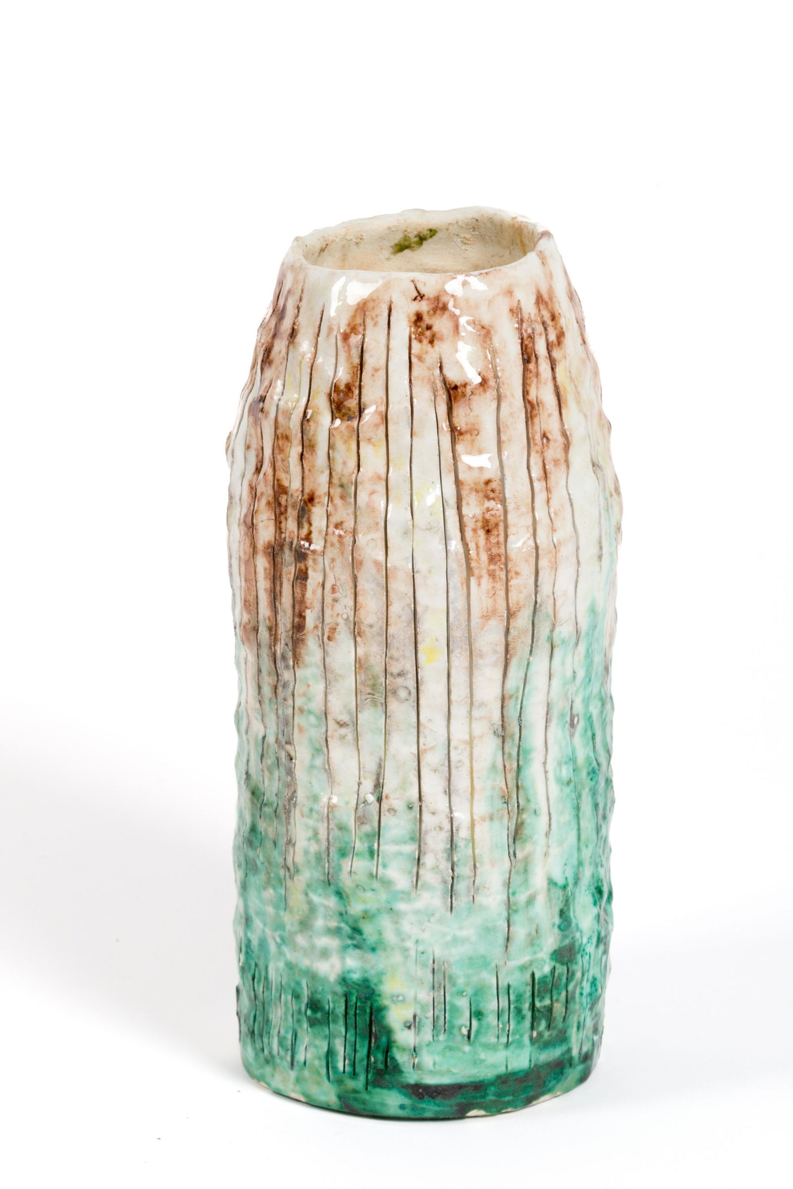 GIUSTI. Glazed ceramic vase. Dated '65: Vaso in ceramica smaltata bianca, verde e marrone con decoro a tagli verticali. Firmato GIUSTI e datato '65, Chiavari sul fondo. Mis. Alt. cm. 22 Diam. cm. 10 ca.
