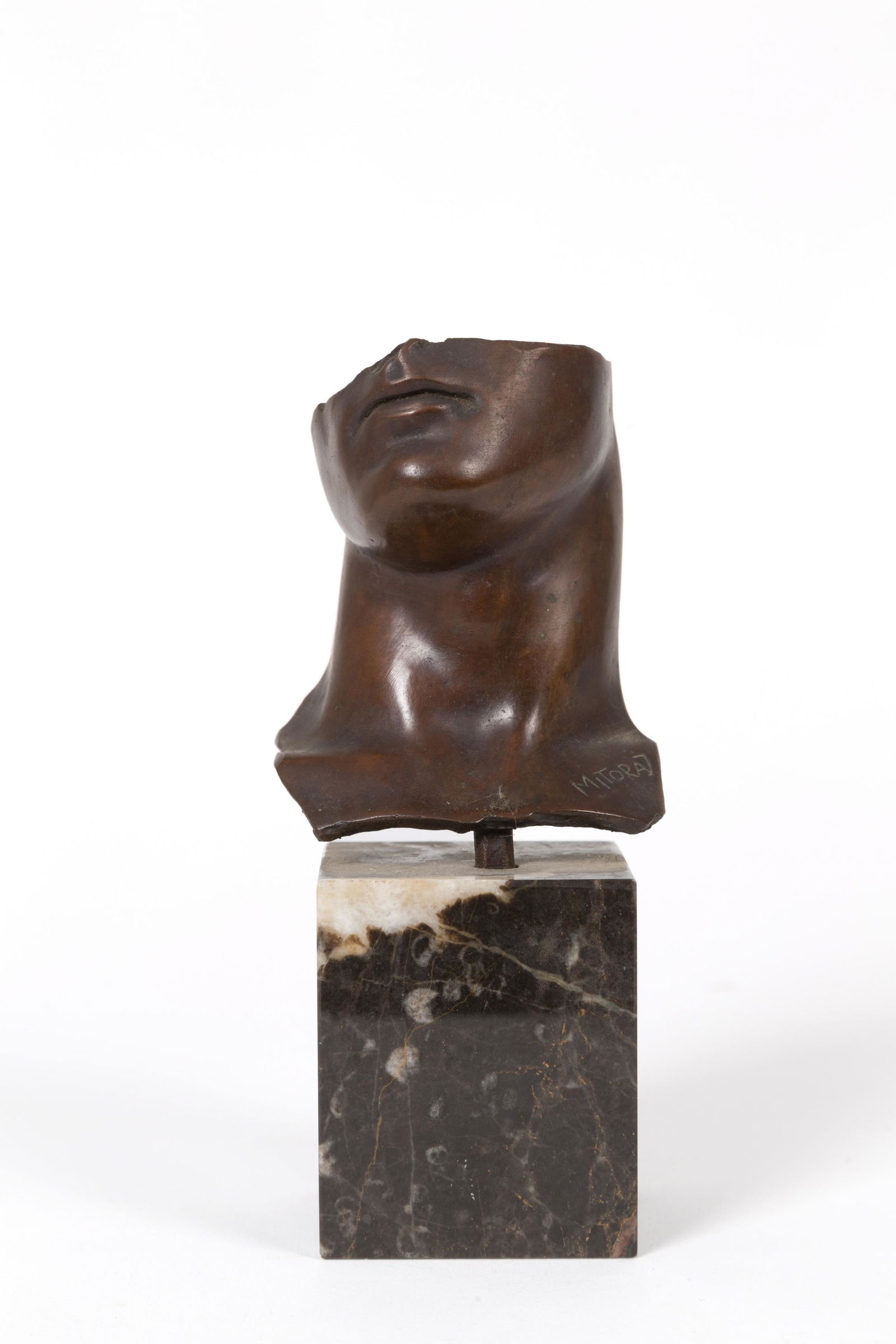 IGOR MITORAJ. Bronze sculpture with marble base: IGOR MITORAJ (Oederan, 1944 - Parigi, 2014). Scultura in bronzo raff. ''RITRATTO D'UOMO''. Firmata in basso a destra. Esemplare 940/1000. Base in marmo (Alt. cm. 7 ca.). Lanciata in occasione della li