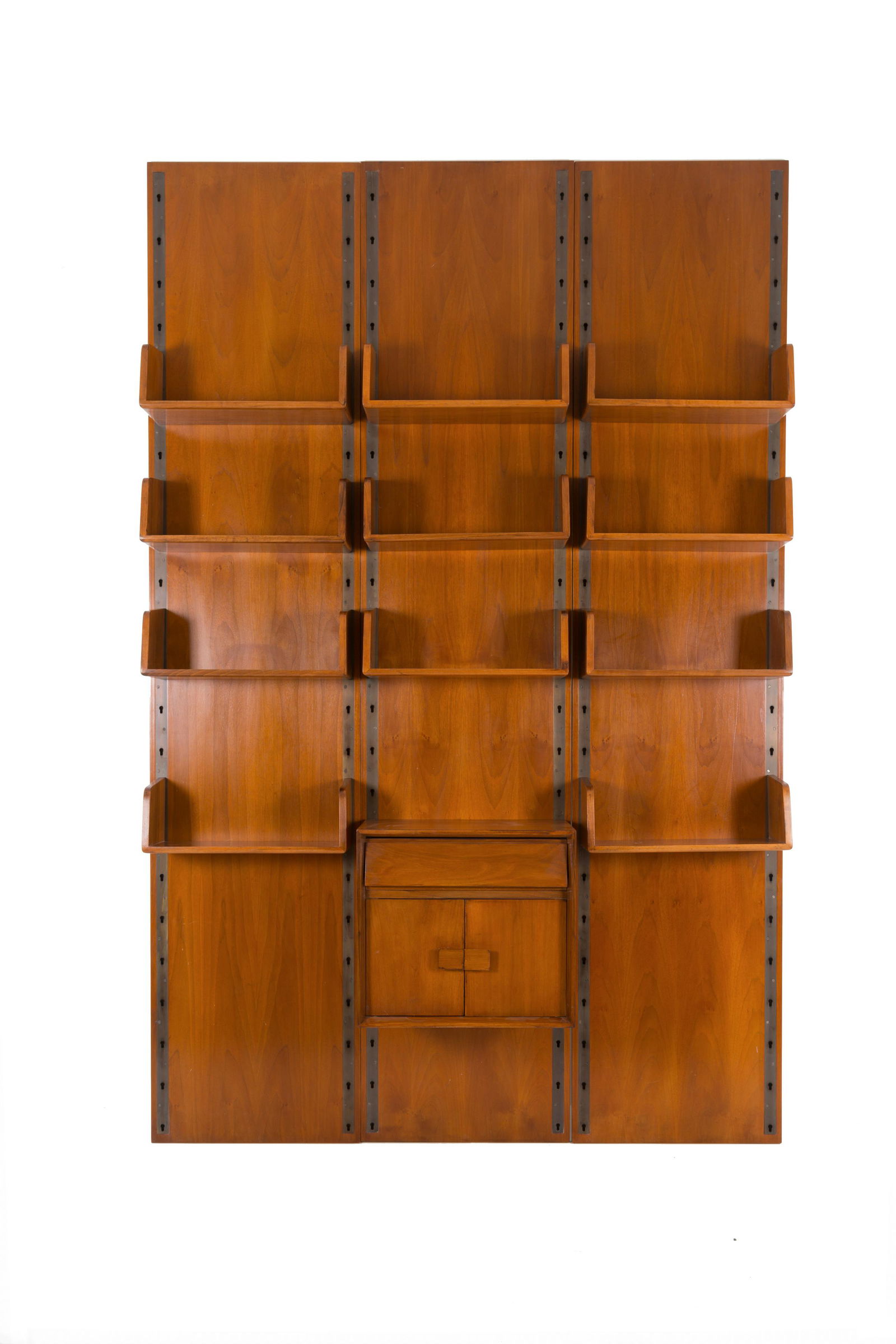 GIO PONTI for RADICE. Modular wooden bookcase: GIO PONTI (Milano, 1891-1979) per RADICE. Libreria componibile in legno a tre elementi con undici ripiani e un comodino. Anni '50. Disponibile certificato dei Gio Ponti Archives. Mis. Lung. cm. 165 Al