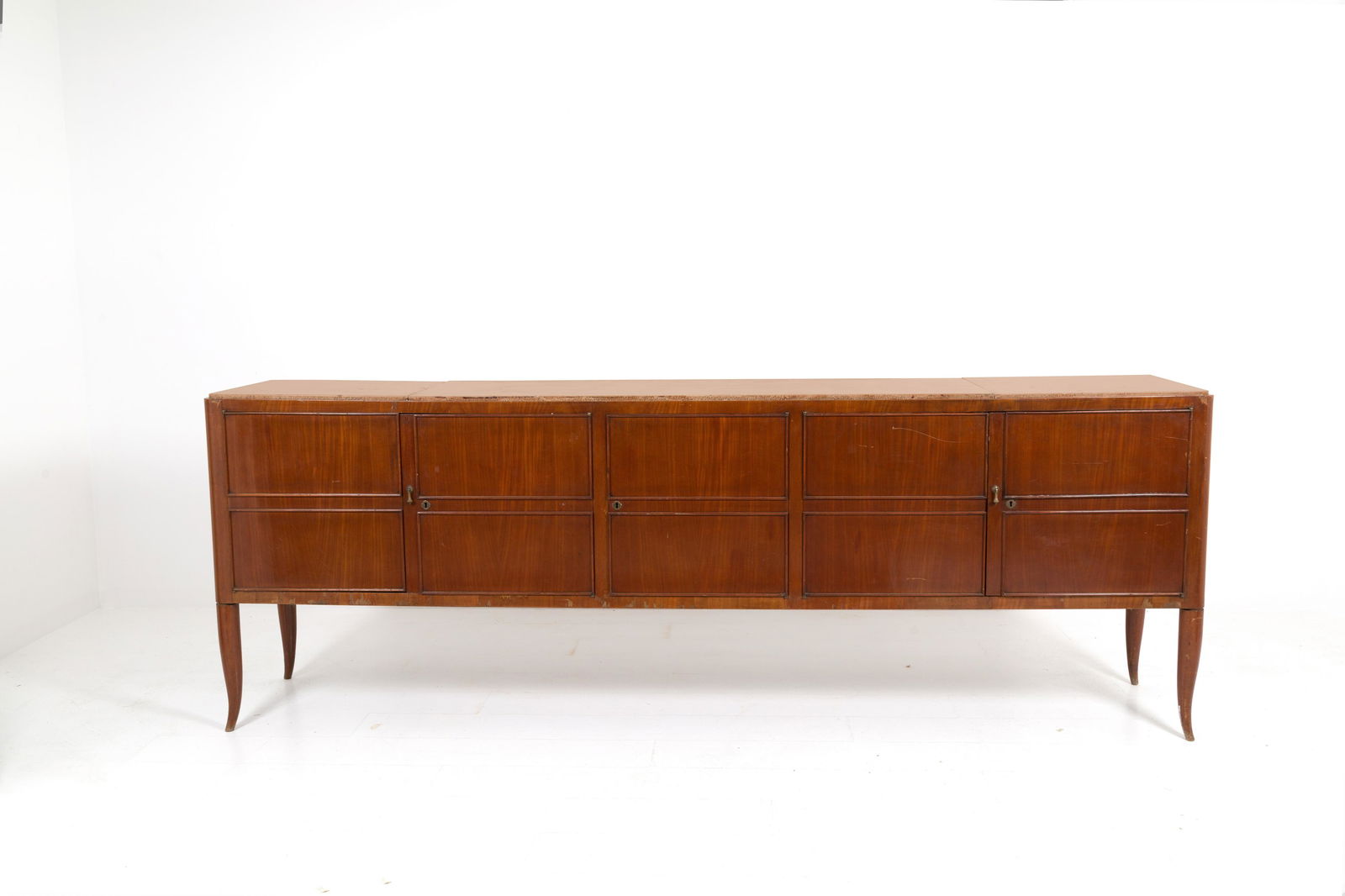 PAOLO BUFFA (Attr.) Wooden sideboard. '50s: PAOLO BUFFA (Attr.) (Milano, 1903-1970). Credenza in legno con piano in marmo in tre parti. Anni '50. Mis. Lung. cm. 270 Alt. cm. 95.5 Prof. cm. 53 ca.