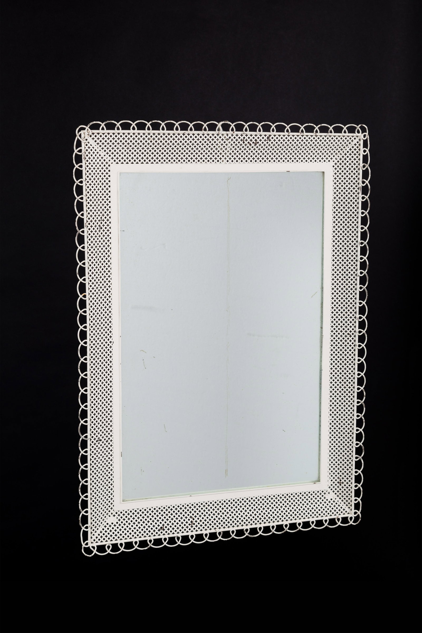 FONTANA ARTE. Metal mirror.: Specchio in metallo smaltato bianco traforato. Produzione FONTANA ARTE. Marcato sul retro. Anni '40. Mis. Lung. cm. 54 Alt. cm. 76 Prof. cm. 3 ca.