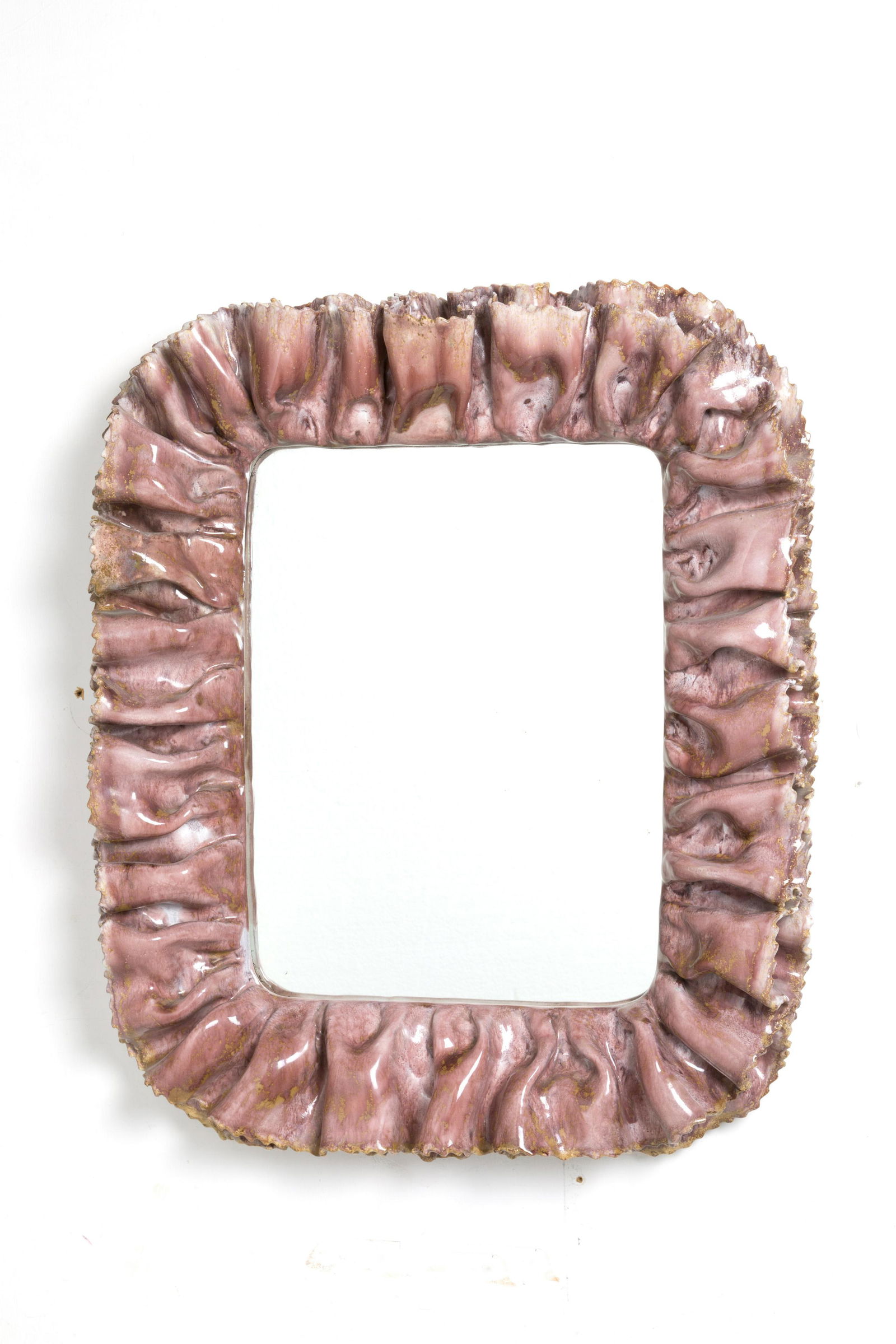 GIO PONTI (Attr.). Ceramic mirror. '50s: GIO PONTI (Attr.) (Milano, 1891-1979). Specchio in ceramica. Anni '50. Esempio simile pubbicato in Gio Ponti. L'arte si innamora dell'industria, a cura di Ugo La Pietra, p. 158. Mis. Lung. cm. 44 Alt.
