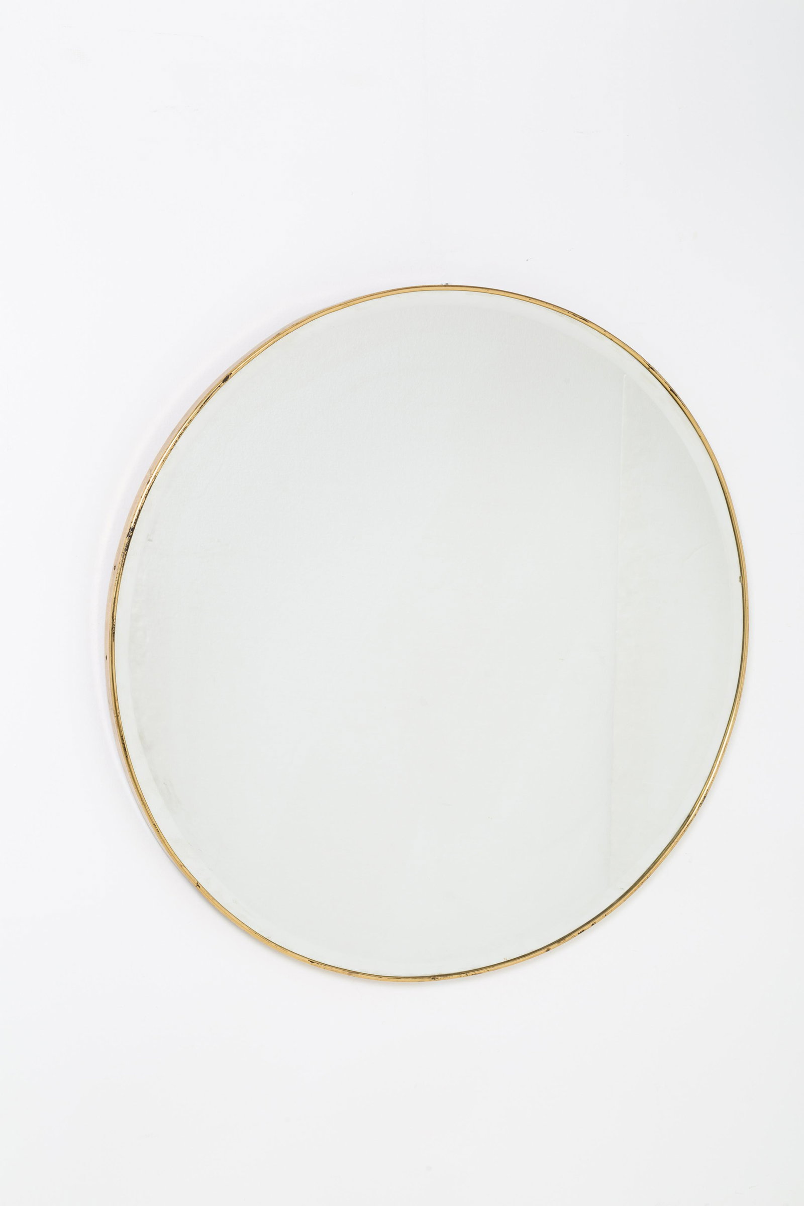 Italian brass round mirror. '50s: Specchio rotondo profilato in ottone. Manifattura italiana. Anni '50. Mis. Prof. cm. 3 Diam. cm. 81 ca.